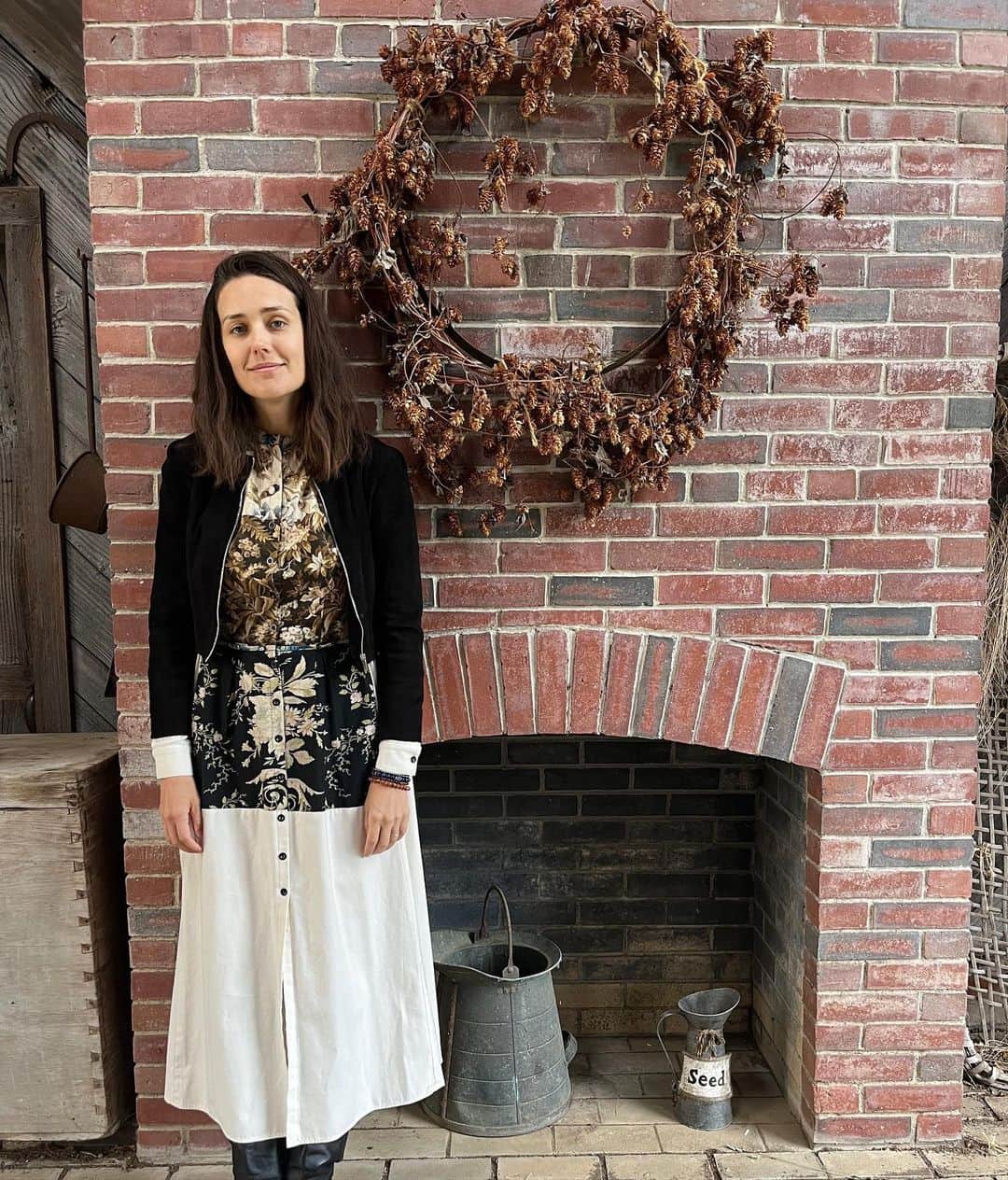 メーガン・ブーンのインスタグラム：「Here I am at the @riverkeeper annual fundraiser. I’m right off of this garden with ivy, peonies, espaliered fruit trees of some kind (pear, I think), nigella, a mess of roses, a grape vine tunnel (of looove) Wearing my @garygraham422 dress over and over while working on a healthy place for us to live. #riverkeeper Please join in if you can.」