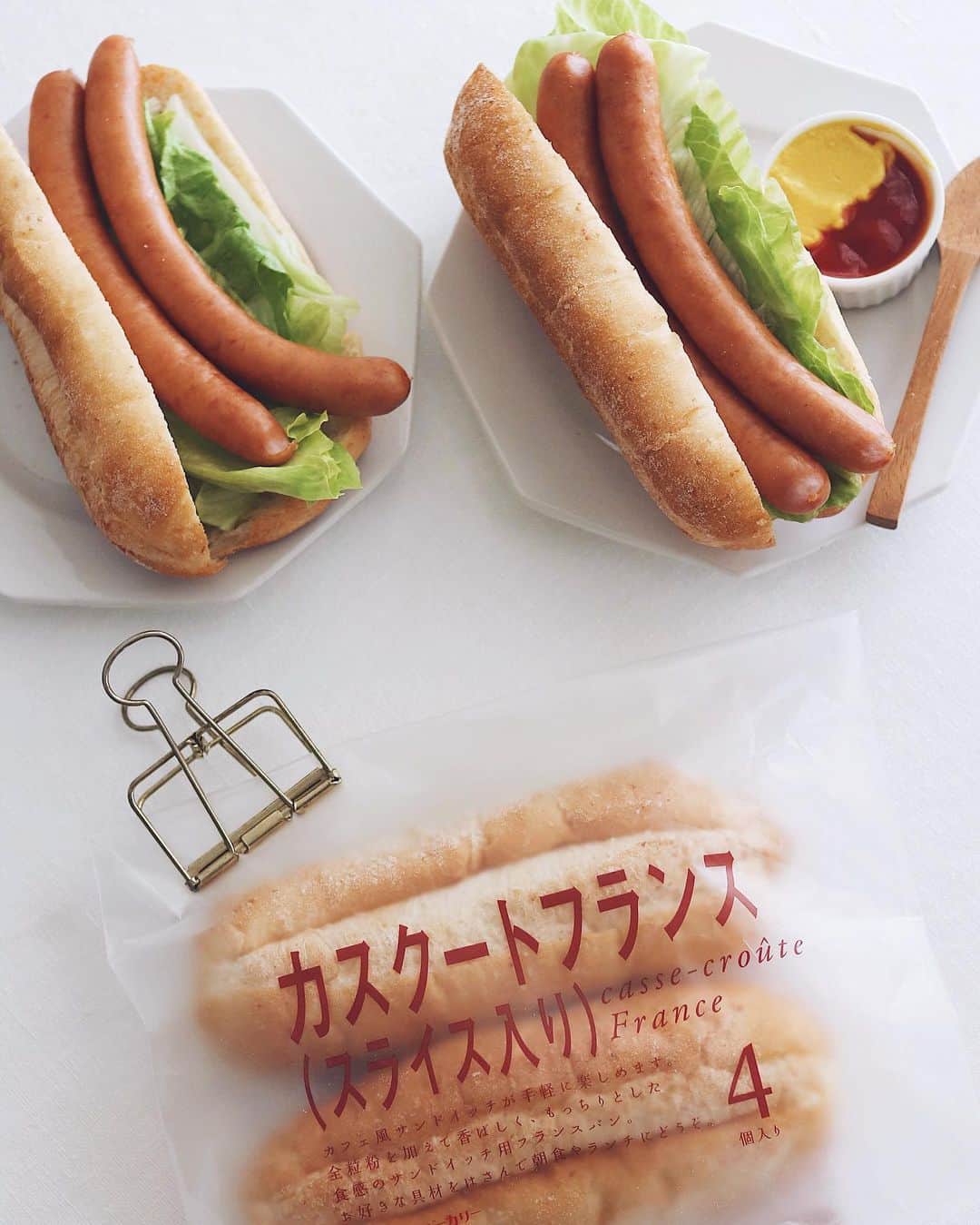 樋口正樹さんのインスタグラム写真 - (樋口正樹Instagram)「Lettuce hot dog 🌭 . 今朝の朝食はレタスドッグ。 タカキベーカリーのお勧め カスクートフランスを使い、 ロングなウインナー２本と レタスのシンプルですけど ちょっと贅沢な組み合わせ🤗 . @takaki_bakery_official . . . #レタスドッグ #ホットドッグ #カスクートフランス #タカキベーカリー #石窯パン #takakibakery #HotDog #lettucedog #cassecroute #🌭」6月10日 8時01分 - higuccini