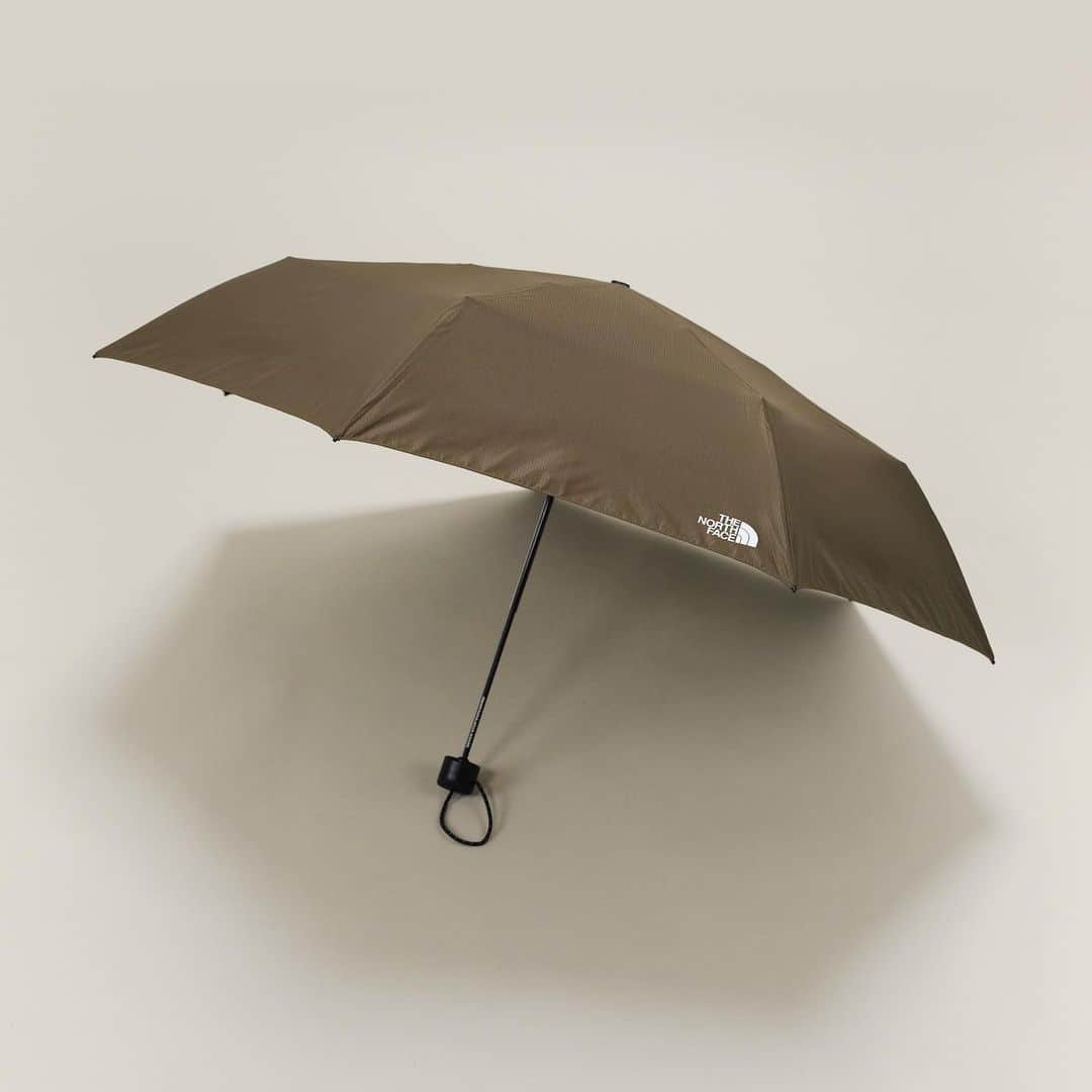 のインスタグラム：「【HYNM PICK】いよいよ関東も梅雨入り。傘が手放せない時期になりました。  そこで紹介するのは〈THE NORTH FACE〉初の折りたたみ傘「Module Umbrella」。  生地や骨、中棒が壊れても自分でパーツを取り換えられる優れものです。  本体はアルミと繊維強化プラスチックを使うことで強度と軽さを追求。生地には耐久性に優れた40D ジオリップストップリサイクルナイロンを採用しています。  しかも、ハンドル部分は開閉でき、その中に傘の収納袋を入れられる作り。これは見事なアイディアです。  ロングユースを可能にした折りたたみ傘のニュースタンダード。全国の〈THE NORTH FACE〉の直営店と取り扱い店、オンラインストアなどで発売中です。  #HYNMPICK #THENORTHFACE #ザノースフェイス  #ノースフェイス  #梅雨 #折りたたみ傘 @thenorthfacejp」