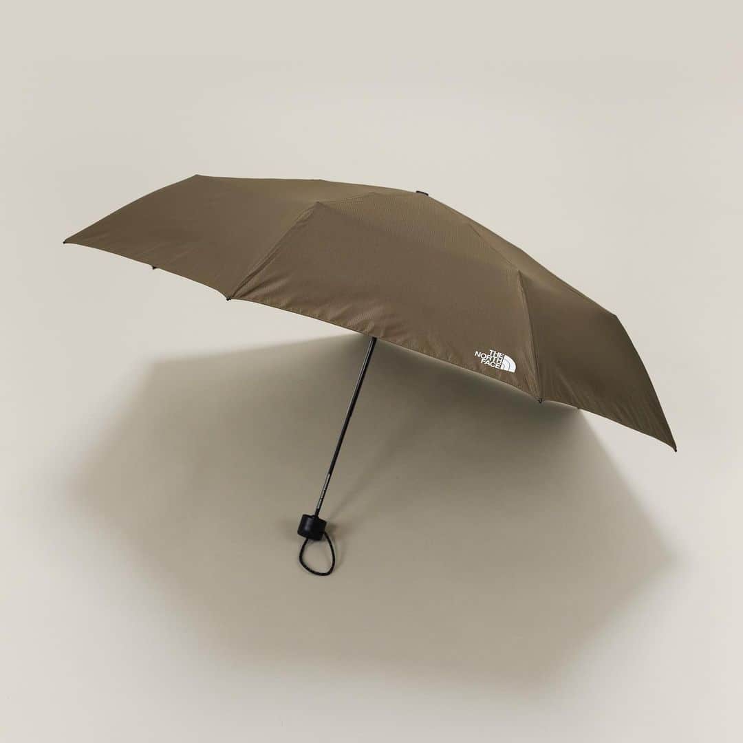 HOUYHNHNM／フイナムさんのインスタグラム写真 - (HOUYHNHNM／フイナムInstagram)「【HYNM PICK】いよいよ関東も梅雨入り。傘が手放せない時期になりました。  そこで紹介するのは〈THE NORTH FACE〉初の折りたたみ傘「Module Umbrella」。  生地や骨、中棒が壊れても自分でパーツを取り換えられる優れものです。  本体はアルミと繊維強化プラスチックを使うことで強度と軽さを追求。生地には耐久性に優れた40D ジオリップストップリサイクルナイロンを採用しています。  しかも、ハンドル部分は開閉でき、その中に傘の収納袋を入れられる作り。これは見事なアイディアです。  ロングユースを可能にした折りたたみ傘のニュースタンダード。全国の〈THE NORTH FACE〉の直営店と取り扱い店、オンラインストアなどで発売中です。  #HYNMPICK #THENORTHFACE #ザノースフェイス  #ノースフェイス  #梅雨 #折りたたみ傘 @thenorthfacejp」6月10日 8時06分 - houyhnhnm_official