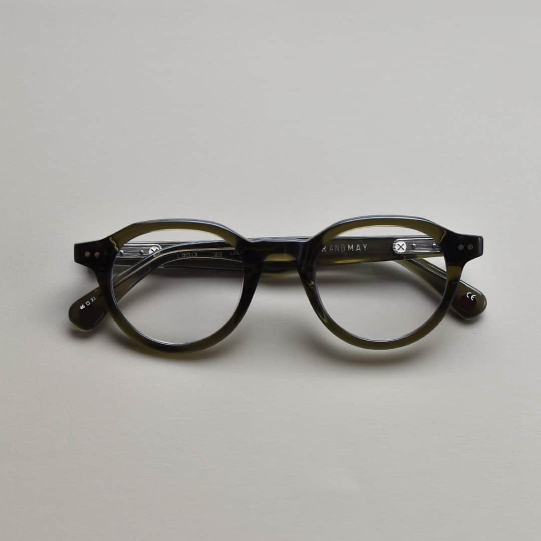 のインスタグラム：「． PETER AND MAYの人気モデルが再入荷しています。  フロントはクラウンパント型のエッジを最小限に抑えたソフトなシェイプが魅力です。  動きを感じさせるテーパーテンプルとの絶妙なコントラストも面白いポイントです。  フレームカラーは落ち着いた印象と透け感が美しいカーキグリーンです。  brand: PETER AND MAY model: LANDO color: Saguaro price: ¥41,800-(w/tax)  #peterandmay」
