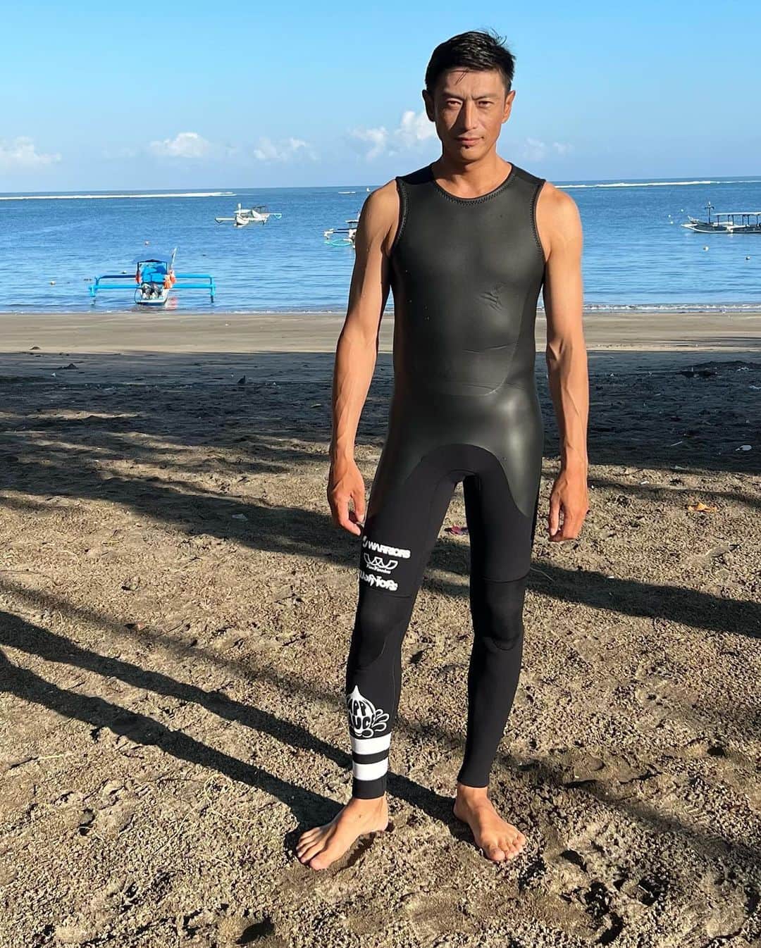 伊勢谷友介のインスタグラム：「My new Long John wetsuits by Wave Worriors. クラシカルなカットの中に、Worriorsの白いロゴとHappy Sauceのロゴを右脚にデザインすることで、新しいニュアンスをプラスしました。  #wavewarriors  #nextlevelwetsuits  #wetsuits  #longjohn」