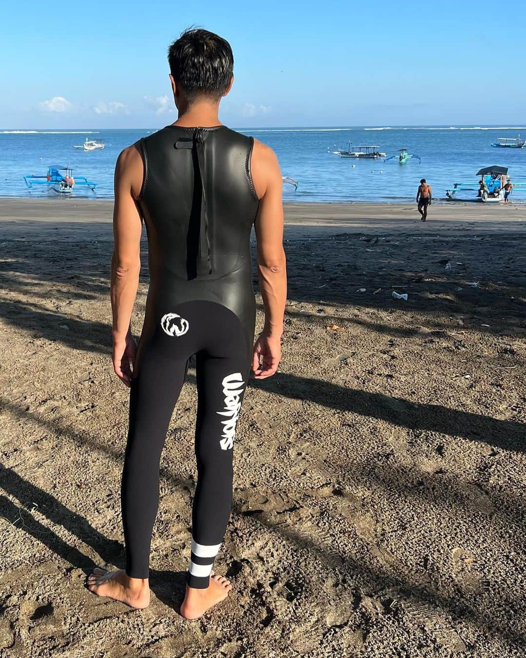 伊勢谷友介さんのインスタグラム写真 - (伊勢谷友介Instagram)「My new Long John wetsuits by Wave Worriors. クラシカルなカットの中に、Worriorsの白いロゴとHappy Sauceのロゴを右脚にデザインすることで、新しいニュアンスをプラスしました。  #wavewarriors  #nextlevelwetsuits  #wetsuits  #longjohn」6月10日 13時39分 - iseya_yusuke