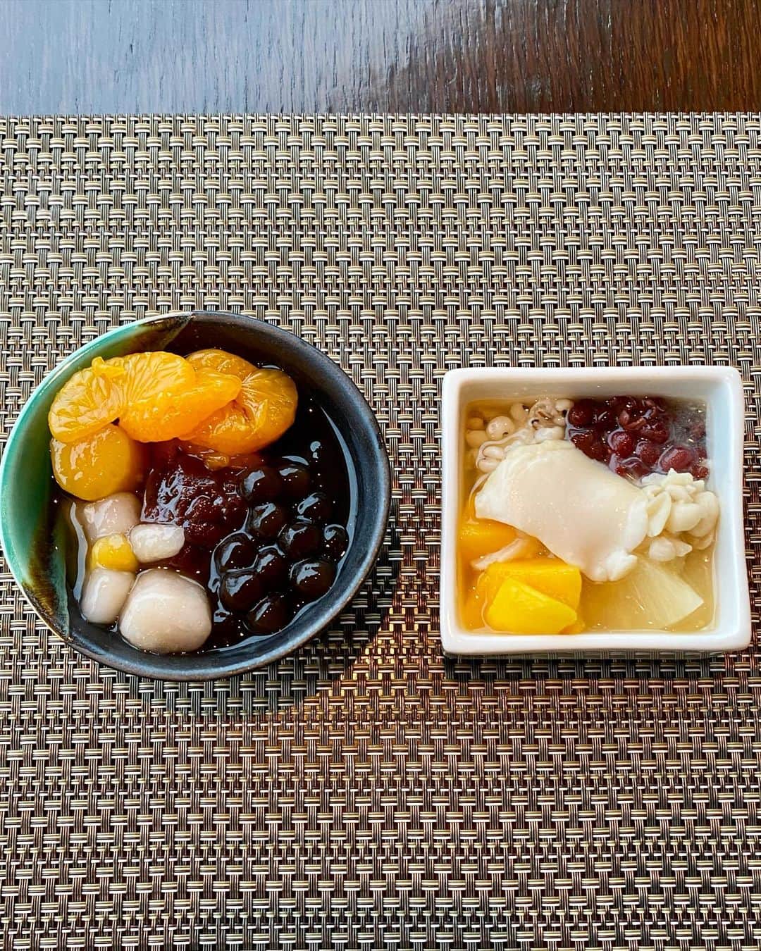 InterContinental Tokyo Bayのインスタグラム：「.  シェフズライブキッチンでは、台湾発祥のスイーツ専門店「MeetFresh 鮮芋仙」とのコラボレーションスイーツを提供中です。 仙草ゼリーor豆花に、みかん、パイナップル、マンゴー、はと麦、タピオカ、芋園、茹でピーナッツとバリエーション豊かなトッピングを加え、黒蜜をかけたら完成🥭🍊🥜 特に大豆から丁寧に作る豆花は、低カロリーで特に年配の方やお子様、女性に嬉しいおすすめのヘルシースイーツです。  6月27日までの期間限定のコラボレーションとなりますので、台湾フード＆スイーツを心ゆくまでお楽しみください。  #intercontinentaltokyobay #intercontinental  #intercontinentallife #インターコンチネンタル東京ベイ  #ホテルインターコンチネンタル東京ベイ #chefslivekitchen #シェフズライブキッチン #ホテルビュッフェ　#ビュッフェ　 #ランチビュッフェ #ディナービュッフェ　 #台湾ビュッフェ　#台湾 #竹芝　 #浜松町  #台湾フェア　#台湾スイーツ#MeetFresh #ミートフレッシュ #MeetFresh鮮芋仙 #仙草ゼリー　 #豆花 #トウファ #タピオカ #芋園 #はと麦 #茹でピーナッツ  #キャンペーン実施中 #インターコンチネンタル高雄 #エバー航空」