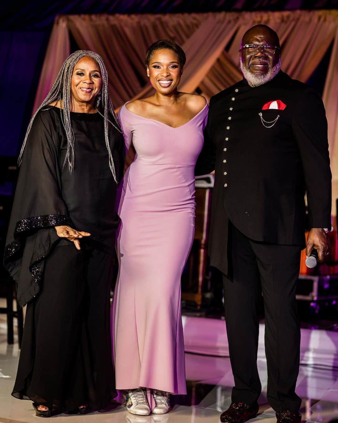 ジェニファー・ハドソンのインスタグラム：「Celebrating this man of God on today ! Happy birthday to pastor @bishopjakes ! So thankful for you, your ministry and your influence. I pray for God’s continued favor on your life !  📸: @kathytranx」