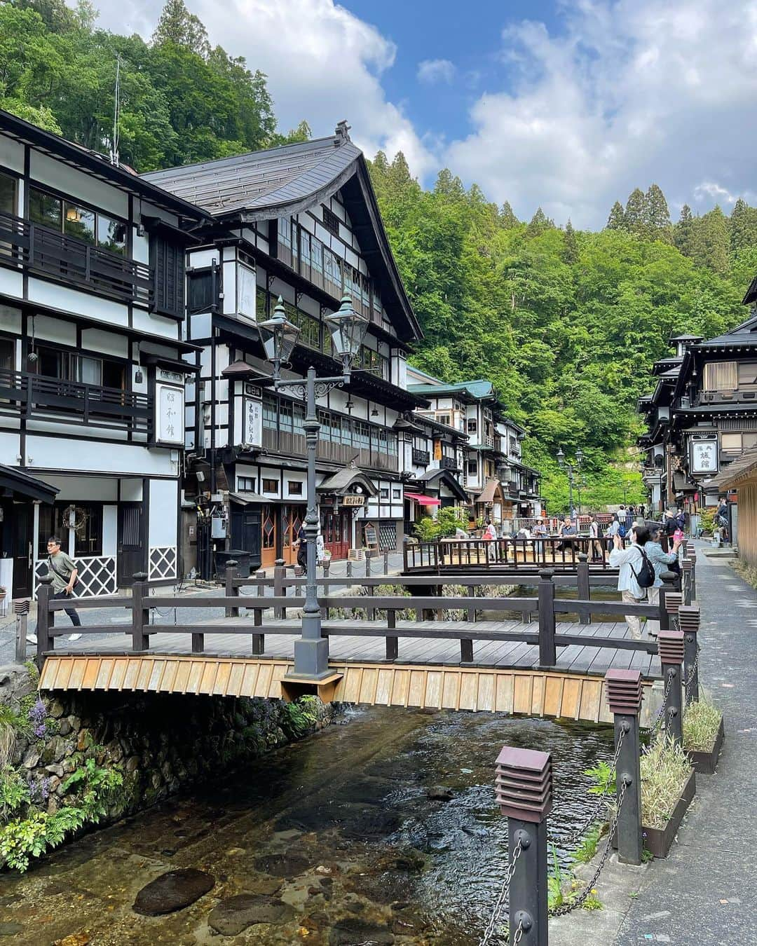 ちすんさんのインスタグラム写真 - (ちすんInstagram)「銀山温泉♨️  3枚目　カッコつけてる自分に笑けた瞬間www  4枚目　足湯熱すぎて足真っ赤っか🔥  #銀山温泉 #温泉巡り #山形 #旅行」6月10日 8時18分 - chisun11