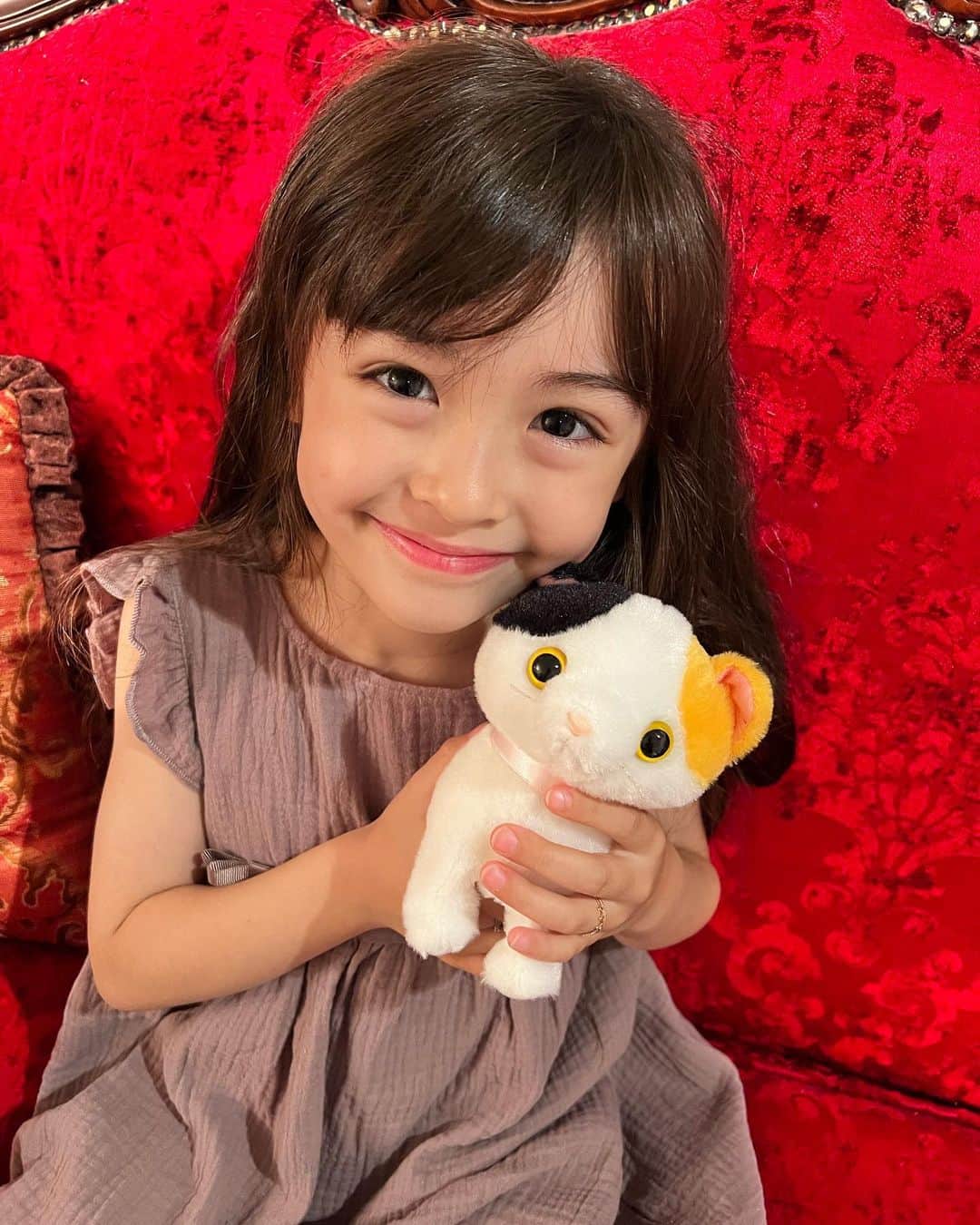 のインスタグラム：「🧸  メアリーのお誕生日プレゼントは 久しぶりにゃんにゃん🎀 5代目となります🐈‍⬛  あとはアクセサリーやちょっとしたバッグ💜  ダディーからはマイク🤣 今回も癖強プレゼントで困惑🎤  どんな感じなのか使った時に動画撮りますね！笑 1階は防音にしたのでそこで歌ってみます笑  #お誕生日 #8歳 #子役 #モデル #アレン明亜莉クレア #めっちゃん」
