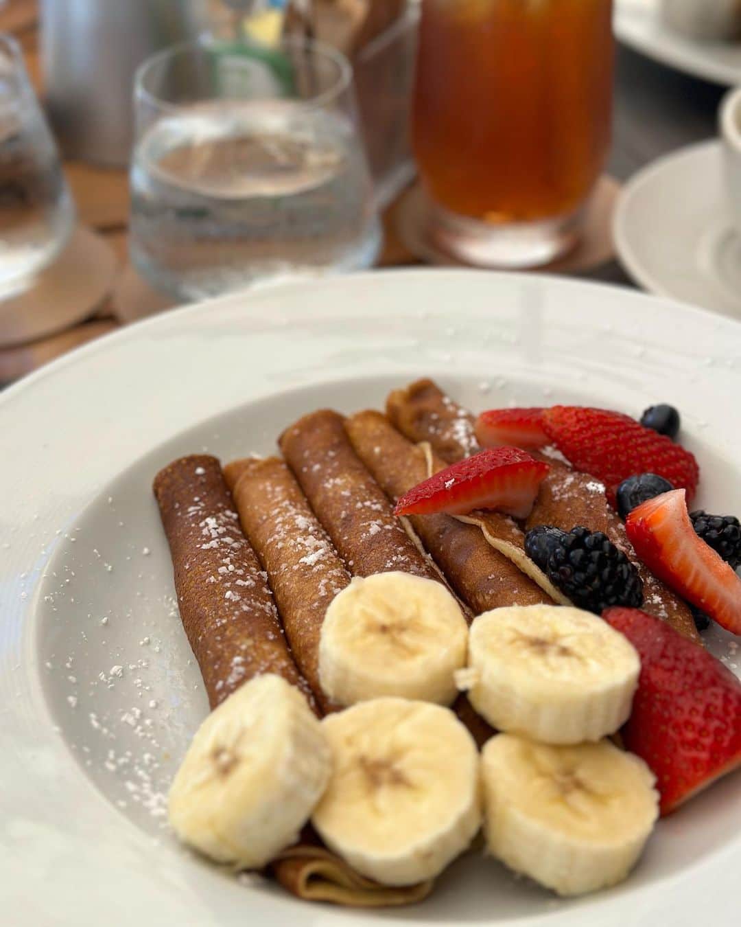 守永真彩のインスタグラム：「. . おはようございます⛅️  カハラホテルの モーニングパンケーキ🥞✨  横浜ポップJでご紹介したハワイ専門のセレクトショップ @menehune_collection のオーナー鈴木さんに カハラホテルのモーニングはオススメだよ🌿と教えて頂いたので行ってきました☺️  実際とても美味しかった🤭  そして、カハラホテルの中でイルカが飼育されていてびっくり！！ 普通にホテルの池みたいなところにいたので笑笑  次行った時はイルカと一緒に泳ぐアクティビティもやりたいなぁ🐬  #夏休み　#大人の夏休み　#一人旅行　 #hawaii  #trip #ハワイ　#自然　#癒し #パンケーキ　#朝食　#カハラホテル　#kahala #イルカ」