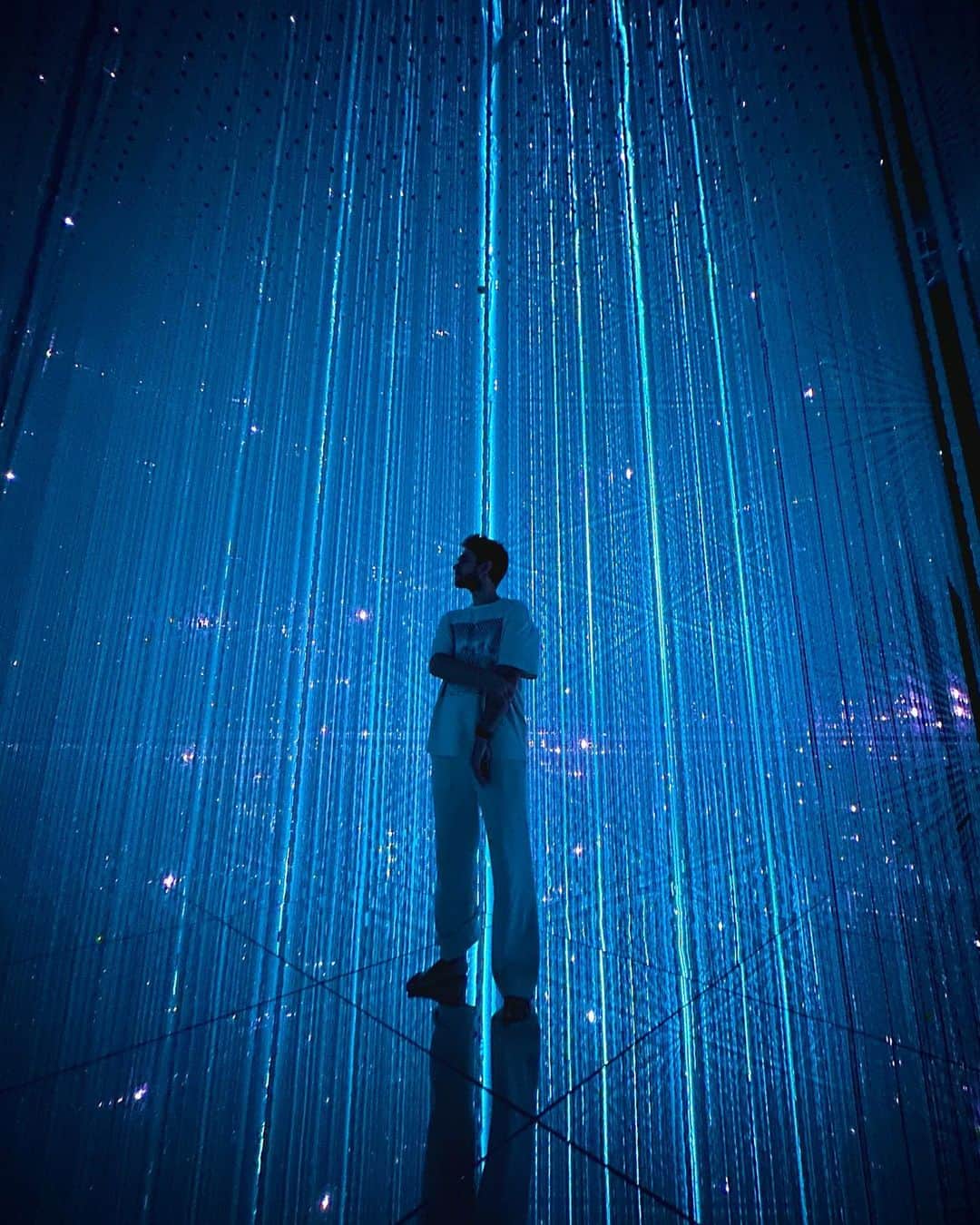 ゼッドのインスタグラム：「Got to check out @teamlab.planets in Tokyo and it’s absolutely MIND BLOWING 🤯 . Hard to describe in words what you feel when you walk through the different rooms. Truly magical.」