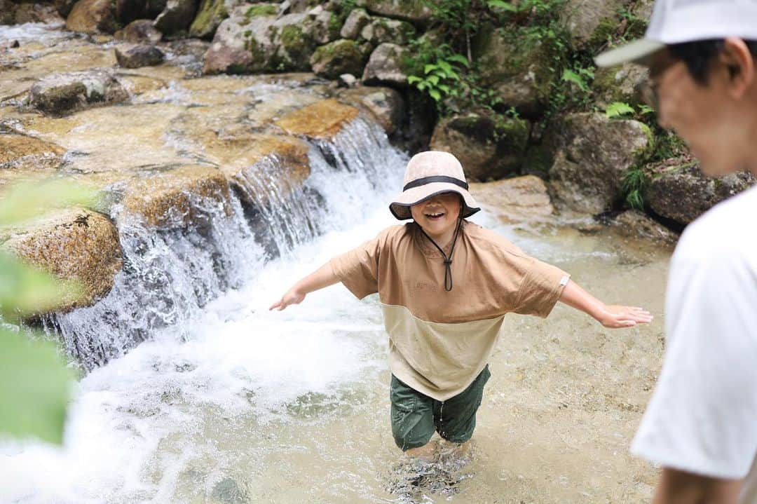 きなこのインスタグラム：「今年初の川遊びへ☺️ まだ水が冷たくて、足先だけちょろっと入ろ〜と思ってたら、息子はしっかり全身浸かって楽しんでた😂 もちろん親も道連れでずぶ濡れ！  学校のプールもいよいよ今月からスタート。去年の水着はもう入らなくて、新しい水着に名札を縫い付けるミッションをこなさねば💪  ▶︎プールバッグやサンダルなど、 roomにおすすめ載せてます👀  * #水遊び #川遊び #ハイクハット #きなこのおでかけきろく #こどもとおでかけ #小学生 #小学生男子 #育児 #子育て #こどもと暮らす」
