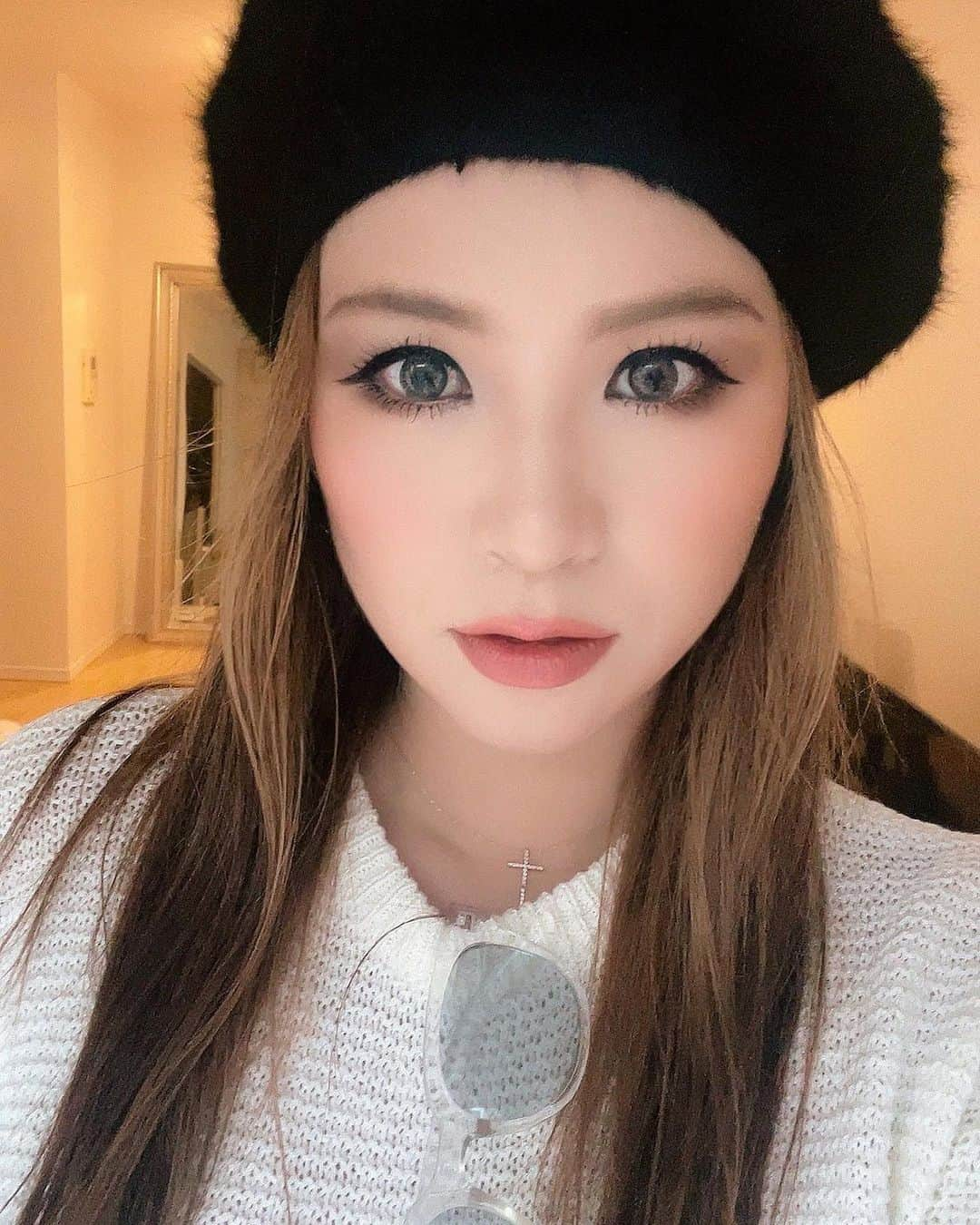 彩希エリナのインスタグラム：「最近ニット帽🧶とかベレー帽が好き🎩  #beret #knithat #makeup #selfie #帽子 #帽子コーデ #ベレー帽 #ベレー帽女子 #ベレー帽女子 #ニット帽 #ニット帽女子 #ニット帽コーデ #帽子の存在忘れてた」