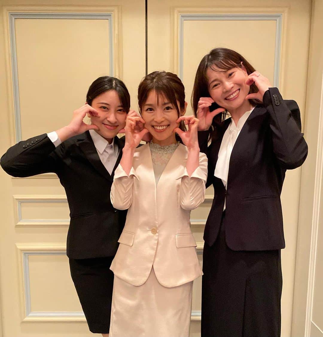 藤田りえのインスタグラム：「先日、「NTT西日本 ビジネス営業本部長表彰2023」のMCを務めさせていただきました。 受賞者の皆さん、本当におめでとうございます！ 喜びの場に立ち会うことができて私も幸せです✨ ⁡ ⁡ pic1 一年ぶりに会えた レセプタント®︎のももちゃん、 @momo_okuda_03  はじめましてのさやかちゃん。 ⁡@saya_nari  ⁡ pic2 今回もお世話になったかれんちゃん。 仕事のできるAD、FDちゃんがいてくれることほど心強いことはない。 ⁡ ⁡ アナウンサーはアンカーマンとも言われているけど、そこまでにたくさんの人が関わっているわけで。 どの人が欠けてもうまく回らない。 数々のプロフェッショナルと一つの作品を創り上げていくこの業界の仕事が、私は大好きです。 ⁡ ⁡ #藤田りえ #48歳 #1974年生まれ #アラフィフ #アラフォー #40代」