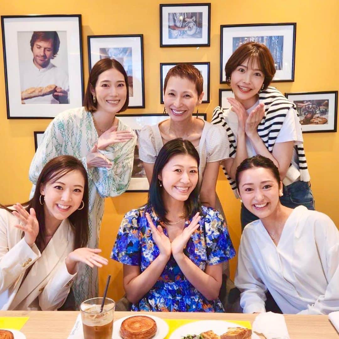 のインスタグラム：「かなえ（漣レイラさん）が久々に帰国したのでみんなでブランチしました。 愛ちゃん（愛月ひかるさん）も　れな（十碧れいやさん）も わかば（早乙女わかばさん）も　りりか（華雅りりかさん）も 私が劇団在団中に、ほんとーにゆかりある仲間で、家族。 大切な家族のお祝いや分岐点に、みんなでわいわいできる時間が持てる事が、ほんとに幸せです。 宝塚最高やなーって思う瞬間です。」