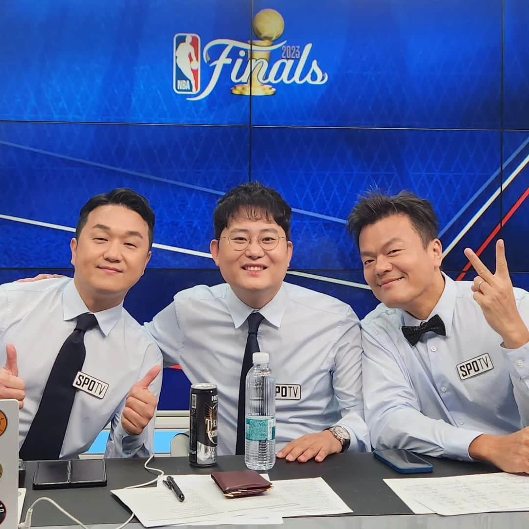 パク・ジニョンさんのインスタグラム写真 - (パク・ジニョンInstagram)「#NBAfinals2023 #JYPark  올 해도 명절이 돌아왔네요^^ 15분 뒤 생중계 시작! 모니터 좀 해주세요~ Holiday season♡ Live brodcast starts in 15 minutes! Feedback please~」6月10日 8時53分 - asiansoul_jyp