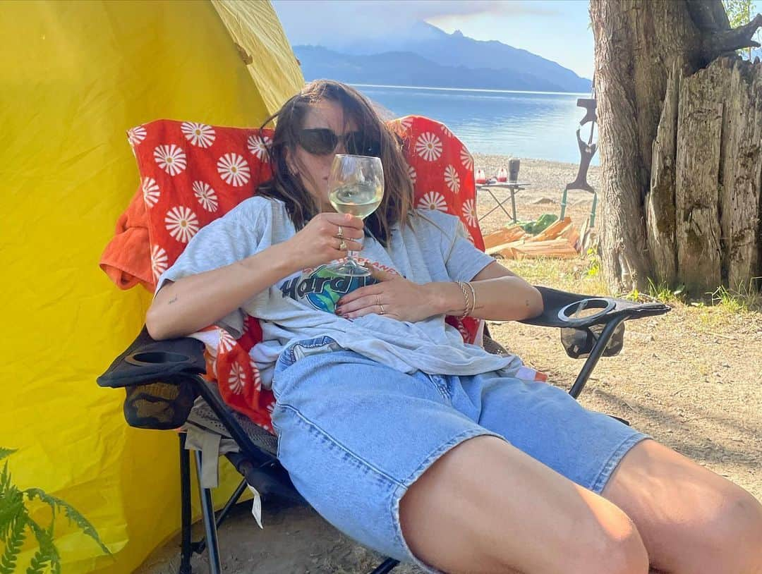 クロエ・ベネットさんのインスタグラム写真 - (クロエ・ベネットInstagram)「turns out pinot blanc pairs well with deet」6月10日 8時57分 - chloebennet