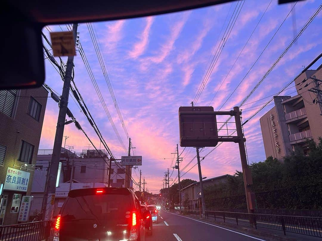 河瀬直美さんのインスタグラム写真 - (河瀬直美Instagram)「昨日の夕暮れは 世界が紅く染まり 暮れゆく群青の空と相まって、物語の中を自分が生きている…そんな感覚になりました。  そして 夜中の2時に目覚めると ハイビスカスの花が月あかりに照らされてガクの部分が輝きを放っていた。  ストーリーに 月あかりに照らされた ハイビスカスの艶かしさは postしておきます。  写真は無修正 この世界はコントロール不能。まやかしの噂に耳を傾けることなく、目の前の光景に自らの物語を照らし合わせ、唯一無二の人生を謳歌するのだ。  さて、 わたしはひとつ嘘(フィクション)をつきました。  それは、なんでしょう？  Last night's twilight colored the world crimson joining the setting ultramarine sky, and I was living within a story...that was how it felt.  And when I awoke at 2:00 in the middle of the night the hybiscus flower was lit by the light of the moon, and the sepals were shining bright.  I will post the luster of the hybiscus being lit by the moon in my stories.  Photos are unedited This world cannot be controlled. I won't lend my ears to ridiculous rumors, and instead shine my own story onto the scene in front of my own eyes, and enjoy my one and only life.  Well, I said one lie (fiction).  What do you think it was?  #群青の空 #紅く #今日の終わり #明日の始まり #ultramarinesky  #crimson  #endoftoday  #beginningoftomorrow」6月10日 9時05分 - naomi.kawase