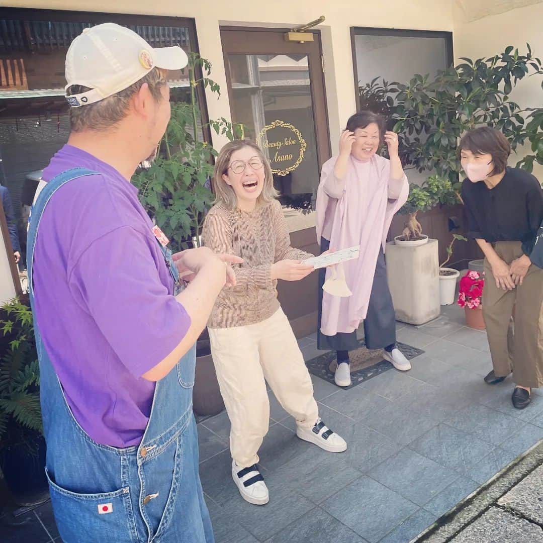 松本隆博のインスタグラム：「。⁡ ⁡出石城下の町並みを散策。⁡ ⁡みんな明るくて楽しくて⁡ 下町文化漂う、素敵な町。⁡ ⁡「有名人が来たで～‼️」⁡ ⁡（笑）で、散髪中のおばちゃん⁡ ⁡も外に出てきます( ᴖ ·̫ ᴖ )。⁡ ⁡また、出石そばの名店「みくら」。⁡⁡ ⁡ ⁡なんと店主は双子です、⁡ ⁡一卵性だそうです！⁡ ⁡蕎麦屋なのにソーセージです。⁡ ⁡…なんつて。⁡ ⁡⁡( ᴖ ·̫ ᴖ )⁡ ⁡ ⁡還暦少年 松本隆博⁡ ⁡」