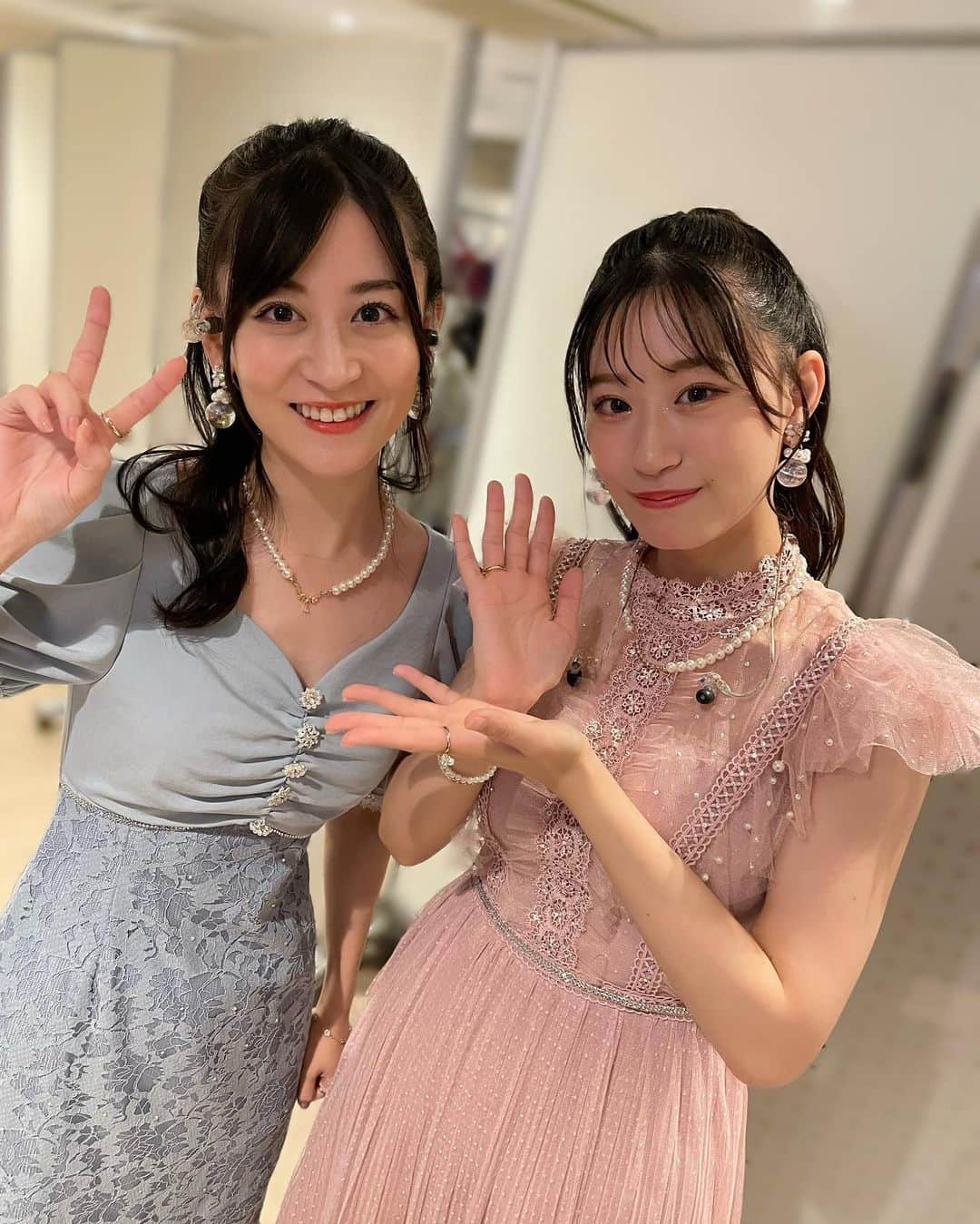 のインスタグラム：「NMBリクエストアワー 卒業ソングの途中下車がランクインして ライブに出演させていただきました♡ ⠀  可愛い子を紹介していただけるMCも参加させてくださり♡ ⠀ 投票してくださった皆様 呼んでくださったスタッフさん NMBのメンバー 沢山の方に感謝の気持ちでいっぱいです☺️☺️ ⠀ 卒メンではみるも出演していて 久しぶりに会えておもしろ楽しかった🤣🤣 ⠀ 衣装も可愛かった〜♡ まりさんありがとうございます♡ @matsunaga_mari  ⠀  まりさんのウォーカープラスでの連載 【　#NMB48衣装図鑑 】おすすめです！ 衣装のこだわりだったり、色んなエピソードまで😳♡  ヘアはそごたん♡ 妹とおそろっぴにしてください♬ってお願いしました😍  ⠀ #振り返り投稿 #NMBリクアワ #上西姉妹」