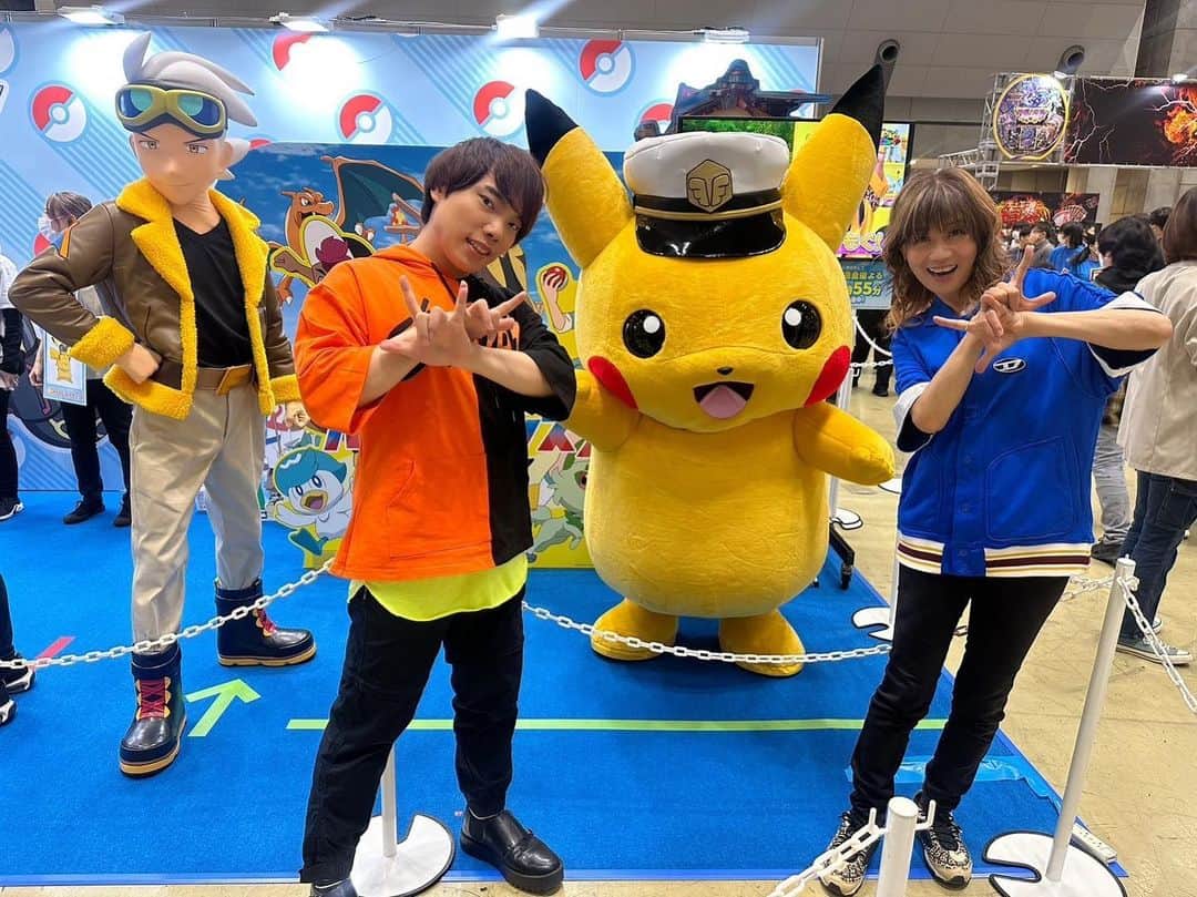 田村直美のインスタグラム：「6/10.11『コロコロ魂フェスティバルin東京おもちゃショー2023』オープンしました😊興奮✨ オープン前にピカチュウとフリードと一緒に写真撮ってもらったよ  私達はポケモンメザスタブースでライブします！ 6/10(土)10:00〜15:30〜 6/11(日)10:00〜15:15〜　会いに来てください #メザスタ #ポケモンメザスタ #ポケモン」