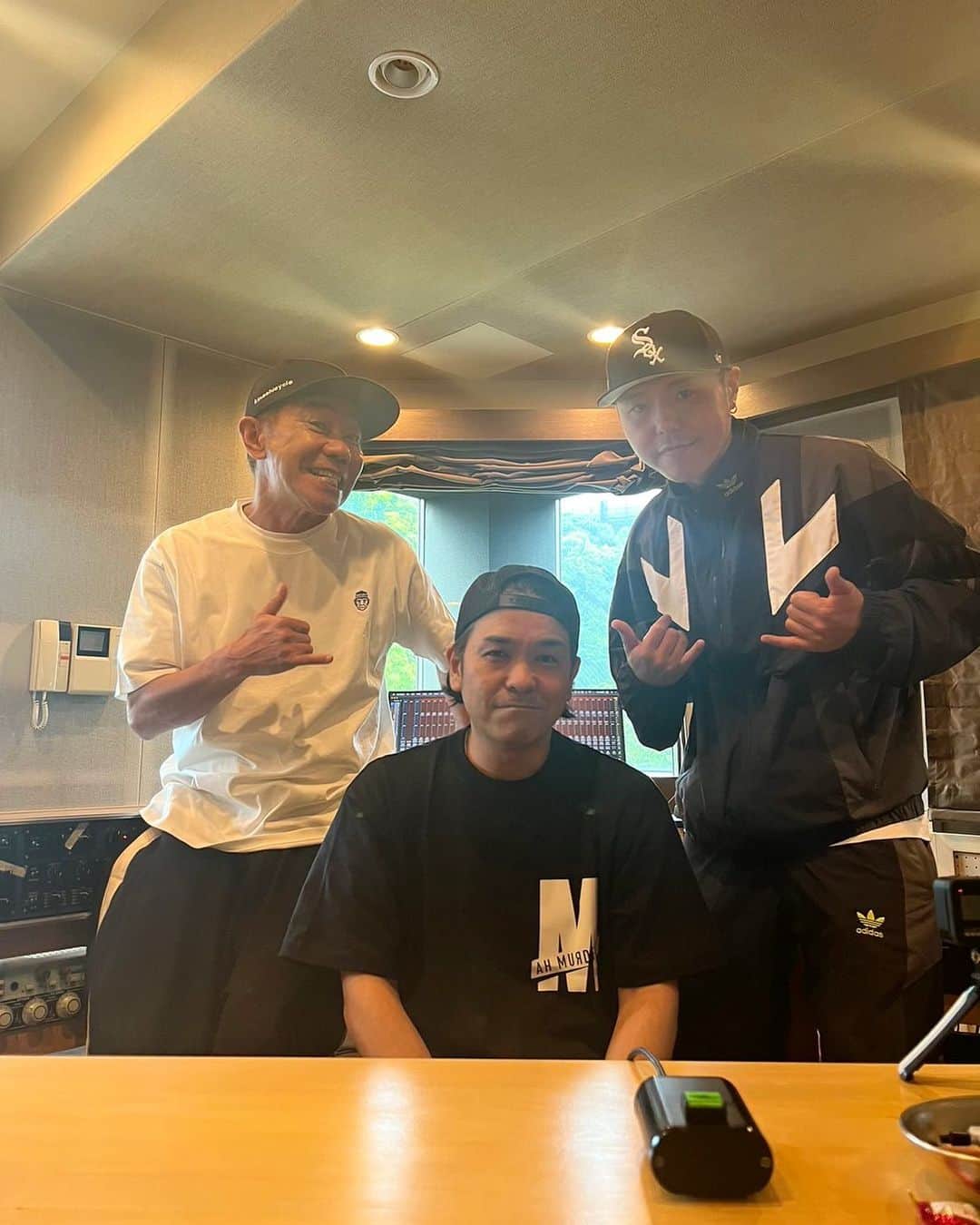 Juniorのインスタグラム：「ノリさんとチェホンと俺で一曲作りました🔥めちゃダンスホール🔥  @noritakekinashi_official  @chehon440   #とんねるず  #木梨憲武 #チェホン  #レッドスパイダー」