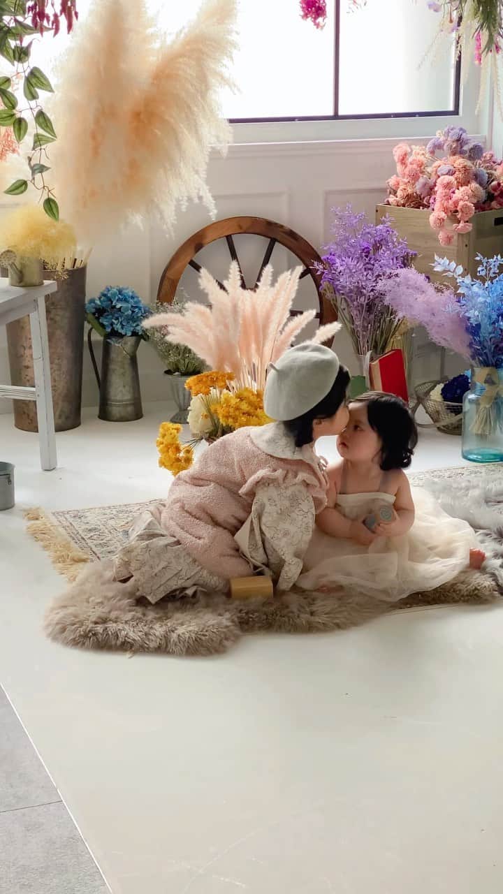 北澤 宏美のインスタグラム：「🤍👧🏻チュ🧒🏻🤍母メロメロでした  #写真撮影 #スタジオ  #2歳9ヶ月 #9ヶ月 #記念 #姉妹 #2歳差」