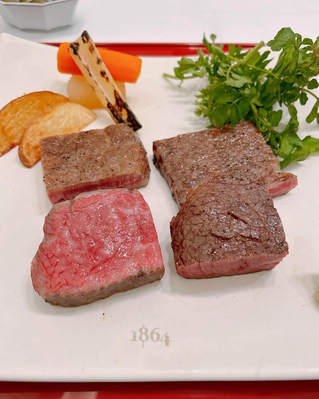 葉月里緒奈さんのインスタグラム写真 - (葉月里緒奈Instagram)「4種のお肉食べ比べ。 #銀座グルメ#1864#お祝いディナー#jdは250g#私は100gでお腹一杯💧 #もりもり食べられる若さが羨ましい#rionahazuki」6月10日 9時47分 - riona_hazuki
