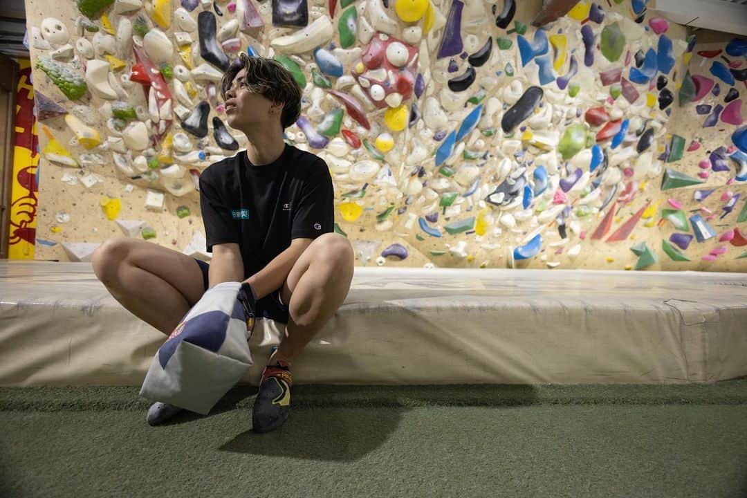 原田海のインスタグラム：「It's been a long time since I've been posting. There were days when I couldn't climb due to worsening injuries at BJC and recurrence of my chronic illness, but now I'm recovering and enjoying climbing. I found a new goal during the period when I couldn't climb, and now I enjoy climbing from the bottom of my heart 😊  久しぶりの投稿になります。 BJCでの怪我の悪化や、持病の再発などで登ることが出来ない日々が続いていましたが、今は回復してクライミングを楽しんでいます。 登れない期間の中で新たな目標も見つかり、今は心の底からクライミングが楽しい😊  これからまたSNSなども頻繁に更新する予定なので、よろしくお願いします！  photo by: @tallers_photopress   #日新火災 @redbulljapan @champion_japan @scarpaspa @frictionlabs #住友商事 @globalwifi_official @kssk_climbing @basefood_tokyo  #climbing #クライミング #climbing_photos_of_instagram」