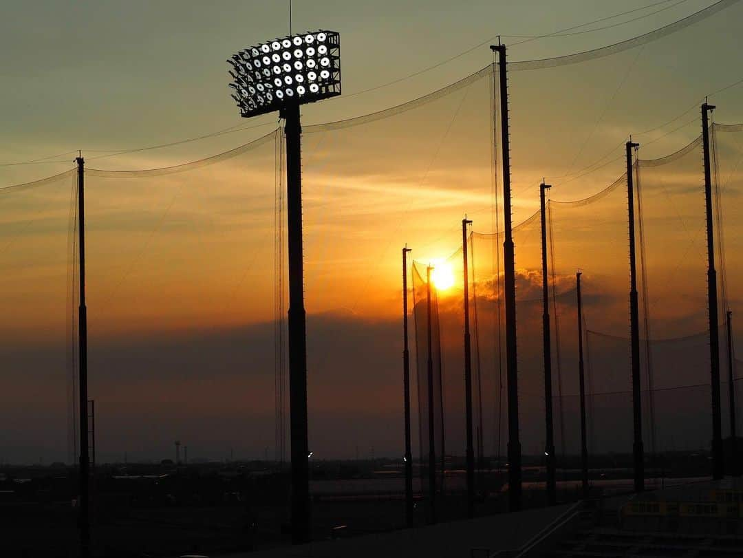 上杉あずさのインスタグラム：「. タマスタナイター時の夕日🌅🏟 梅雨ですが、良い天気で綺麗でした。  夕日を浴びながらジワジワと思ったことを綴っておきます✍️  卓越した技術やセンスはないけど、他の人よりもきっと毎日たくさんの刺激を浴びながら生きているんだなと思いました✨心が奮い立つ刺激的な日々を過ごせているという、自分の置かれた愛すべき環境に感謝。毎日たくさん感情が揺れ動いてて🪼人間してる！！！  人と比べるのは好きじゃないけど、勝負の世界。他の人に勝たないといけないというのもまた事実。 だから、このたくさん浴びている刺激をエネルギー源として自分の活動やプレーに生かさないと⭐️  人と同じことしてても適わないし、人と違うやり方、アプローチを選んでいいし、むしろ選ぶべきだとも思う。「変わってる」「珍しいタイプ」「普通では無い」と言われるような"今"を生きていますが、それは誇らしいことだ。  ちょっと前までは、前例がないことをやっていると敬遠されたり、イヤミ言われたり🥲自分勝手なやつだと思われることもあったでしょう(笑)  今は、自分の気持ちを大切に、やりたいことにガンガン向かっていけているので、ブレずに信じる道を突き進もうと思います🌿(ちなみに、やり続けてたら周りも理解してくれるようになってきたりもしました笑)  自分に言い聞かせるように🗒ᝰ✍️ 今日も泥臭く、必死に、元気に、楽しく⚾悔いのない1日を。やったりましょう️🌻  #夕日が綺麗  #こんなこと言いながら #夕日の紫外線に弱い #紫外線アレルギー  #それも根性で突き破る 笑」