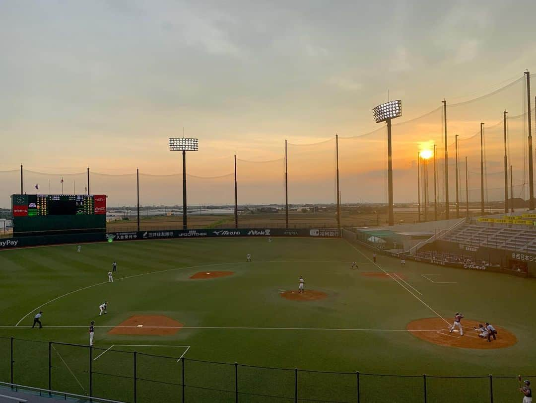 上杉あずささんのインスタグラム写真 - (上杉あずさInstagram)「. タマスタナイター時の夕日🌅🏟 梅雨ですが、良い天気で綺麗でした。  夕日を浴びながらジワジワと思ったことを綴っておきます✍️  卓越した技術やセンスはないけど、他の人よりもきっと毎日たくさんの刺激を浴びながら生きているんだなと思いました✨心が奮い立つ刺激的な日々を過ごせているという、自分の置かれた愛すべき環境に感謝。毎日たくさん感情が揺れ動いてて🪼人間してる！！！  人と比べるのは好きじゃないけど、勝負の世界。他の人に勝たないといけないというのもまた事実。 だから、このたくさん浴びている刺激をエネルギー源として自分の活動やプレーに生かさないと⭐️  人と同じことしてても適わないし、人と違うやり方、アプローチを選んでいいし、むしろ選ぶべきだとも思う。「変わってる」「珍しいタイプ」「普通では無い」と言われるような"今"を生きていますが、それは誇らしいことだ。  ちょっと前までは、前例がないことをやっていると敬遠されたり、イヤミ言われたり🥲自分勝手なやつだと思われることもあったでしょう(笑)  今は、自分の気持ちを大切に、やりたいことにガンガン向かっていけているので、ブレずに信じる道を突き進もうと思います🌿(ちなみに、やり続けてたら周りも理解してくれるようになってきたりもしました笑)  自分に言い聞かせるように🗒ᝰ✍️ 今日も泥臭く、必死に、元気に、楽しく⚾悔いのない1日を。やったりましょう️🌻  #夕日が綺麗  #こんなこと言いながら #夕日の紫外線に弱い #紫外線アレルギー  #それも根性で突き破る 笑」6月10日 9時45分 - azumacks