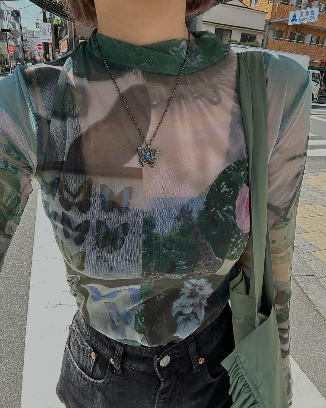 相羽瑠奈さんのインスタグラム写真 - (相羽瑠奈Instagram)「@rrr_tokyo Last collection の Photo print sheer tops 🦋🦒🌿  Berry butterfly necklace 一緒に付けるのがお気に入り🍓🩵  今週は、新しいプロジェクトに向けての打ち合わせが3つありました！  不安もありますがワクワク🤭  嬉しいお知らせできるように頑張ります🪞」6月10日 9時49分 - rone.runa