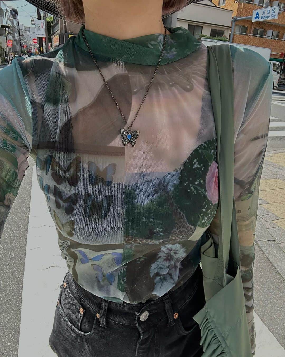 相羽瑠奈のインスタグラム：「@rrr_tokyo Last collection の Photo print sheer tops 🦋🦒🌿  Berry butterfly necklace 一緒に付けるのがお気に入り🍓🩵  今週は、新しいプロジェクトに向けての打ち合わせが3つありました！  不安もありますがワクワク🤭  嬉しいお知らせできるように頑張ります🪞」