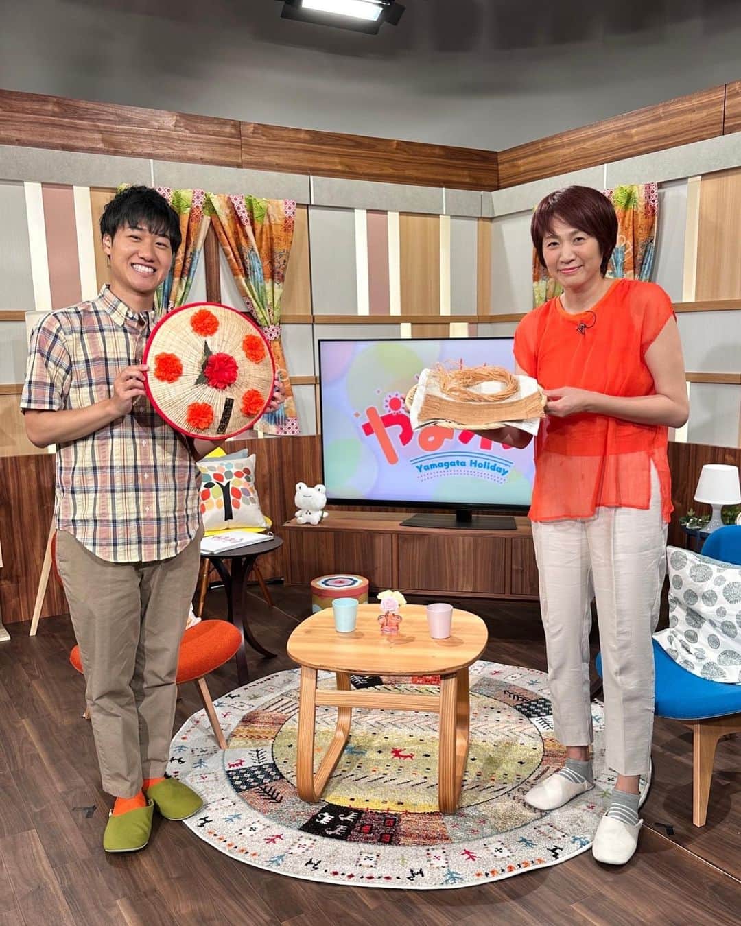 高橋みゆきのインスタグラム：「やまホリ終わりました🎶 夏に向けての花笠〜🎶糸〜🧵奥が深い🙄これからロケでーす💨😆 #やまホリ #NHK山形 #エンジョイホリデー」