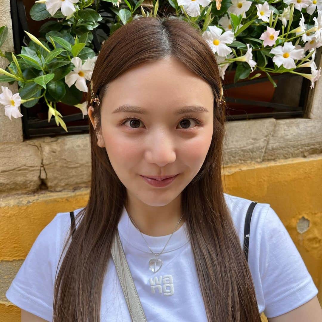 ひよんのインスタグラム：「🚣‍♂️💓  ベネチアでのコーデ⇩🏝️ ●Tシャツ @alexanderwangny  ●セットアップ @babylone.official  ●バッグ @polene_paris  ●スニーカー @newbalance  ●ヘアピン @miumiu  ●ネックレス @_acci._   ベネチアで買った @marni のバケハも とてもお気に入り😆💓  暑くて暑くて仕方なかった🥺🥺  #ベネチア #ひよんコーデ #ひよん服 #新婚旅行」