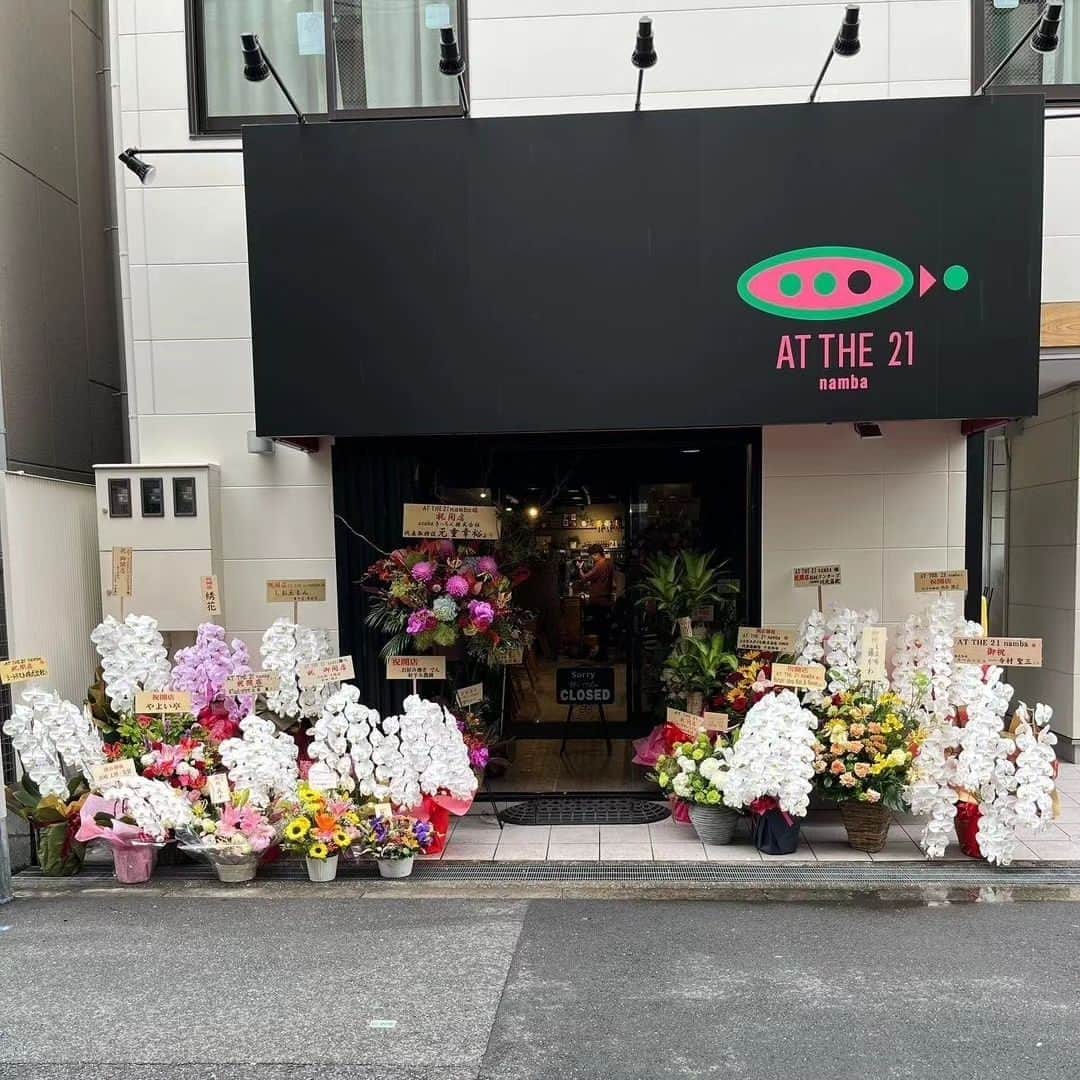 のインスタグラム：「以前ちちんぷいぷいのロケでお世話になった、 豊中市のお好み焼きの名店 『AT THE 21』さんが難波に新店舗を出しましたよー！  お好み焼きはフワッフワで、 焼きそばも具沢山で最高ですよー😆 1人用の鉄板に乗って来るので お席でも熱々で食べれます👌  NGKから徒歩5分圏内にあるので、 芸人さんや劇場を観るお客様 ジェヒですよー！  詳しくは 『お好み焼き AT THE 21 namba』 で検索してみてね👍」