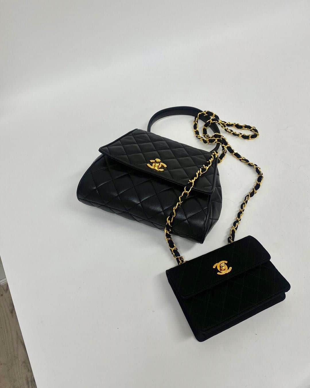 Ｈedyさんのインスタグラム写真 - (ＨedyInstagram)「. ［Left］ CHANEL マトラッセターンロックハンドバッグ 品番:H23051226C ※WEB掲載予定  ［Right］ CHANEL ミニミニマトラッセターンロックチェーンショルダーバッグ 品番:H23051221C ※WEB掲載済  撮影時には透明のフィルムを敷いております。  For free overseas shipping services, please visit global website.（www.hedyjp.com）  @hedy_daikanyama @hedy_osaka_ @hedy_fashion  #hedy #hedy_japan #hedy_vintage  #vintageshop」6月10日 10時00分 - hedy_vintage