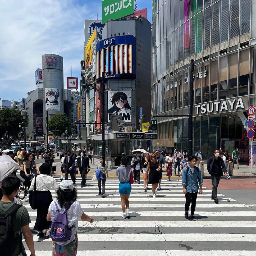 Ashley Skyのインスタグラム：「good morning 📍🤸🏽‍♂️🩵」