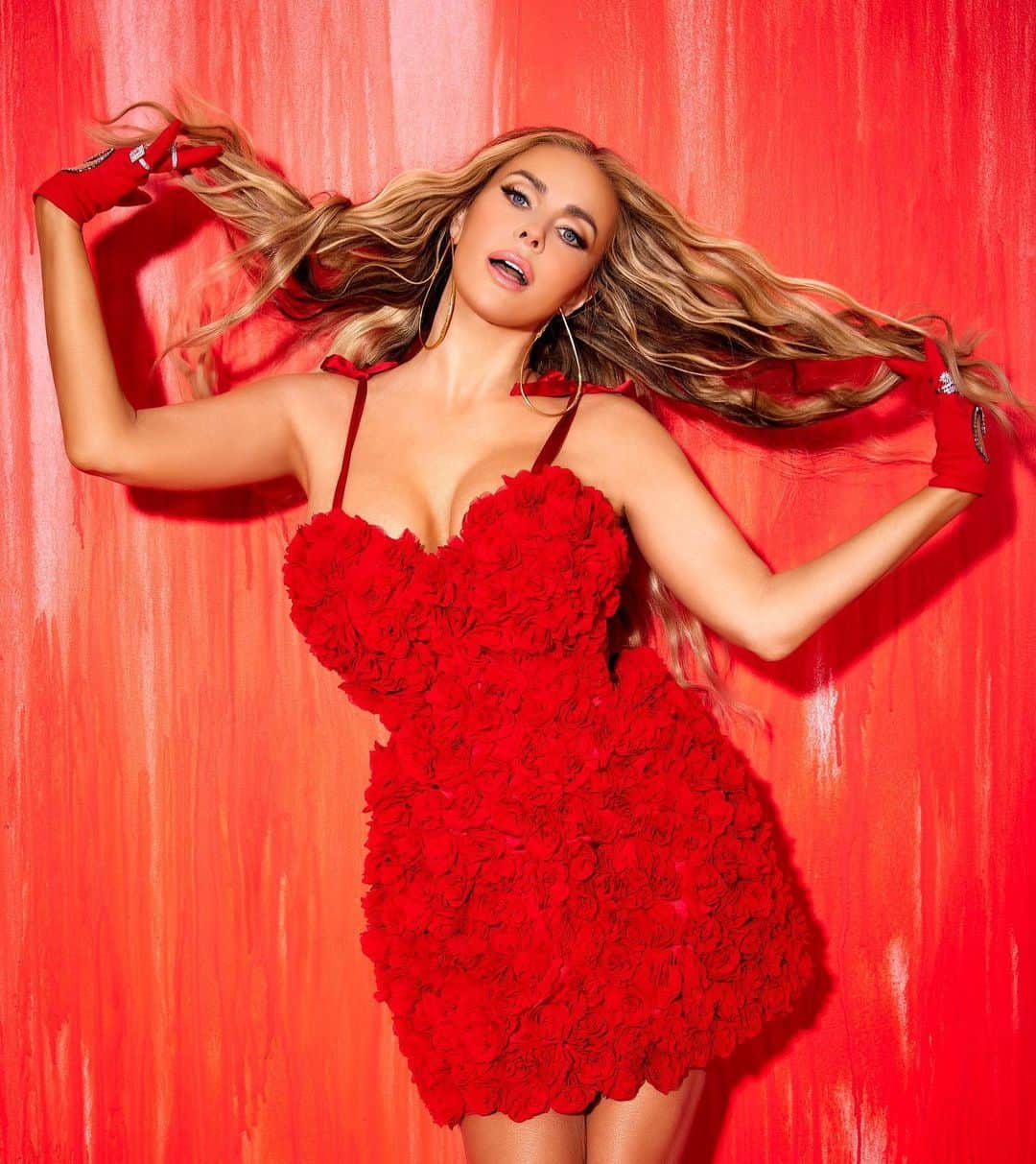 カルメン・エレクトラのインスタグラム：「roses r red, and i luv u 🌹💋  @alphamagazinesofficial @iamlucianolayne @elizabethwoods @mariobarberiophotos @prestonmakeup @castillo_13 @kerryparkerofficial ❣️」