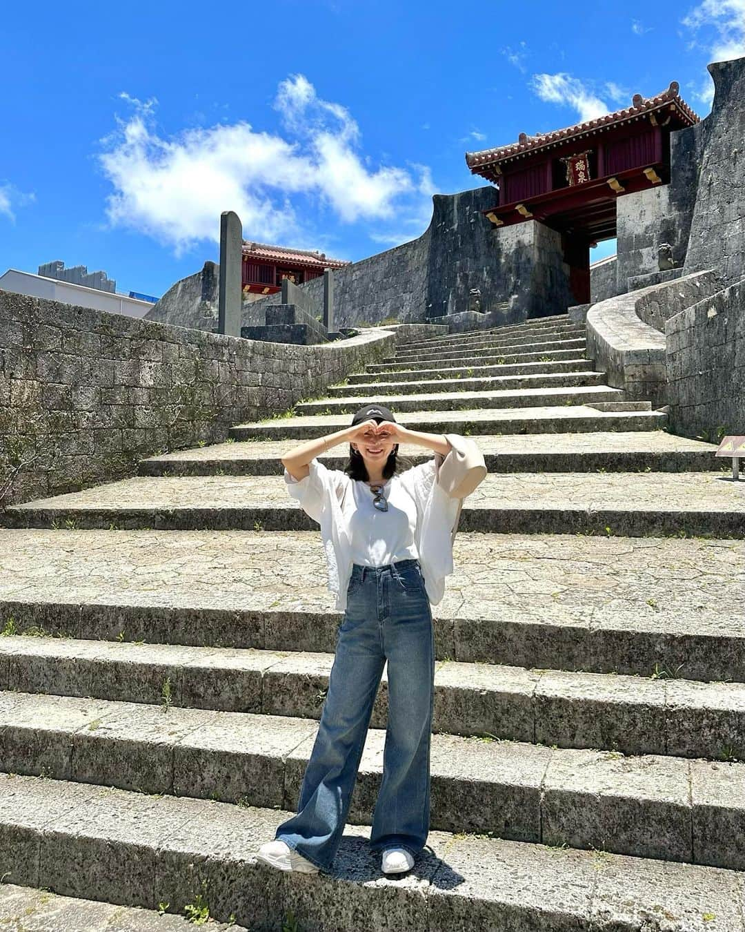 横田亜美さんのインスタグラム写真 - (横田亜美Instagram)「. 首里城公園をお散歩🏯🚶‍♀️ . 頂上までは15分くらいかかって 暑すぎてとけるかとおもった🫠🌈 . この日はこくさいとおりも◎ . . #沖縄 #沖縄旅行 #沖縄観光 #おきなわ #カジュアルコーデ #カジュアル #沖縄カフェ #国際通り #okinawatrip #okinawa #首里城 #首里城公園 #首里城再建 #デニムコーデ #キャップコーデ #キャップ #シーサー」6月10日 10時10分 - amimi0218