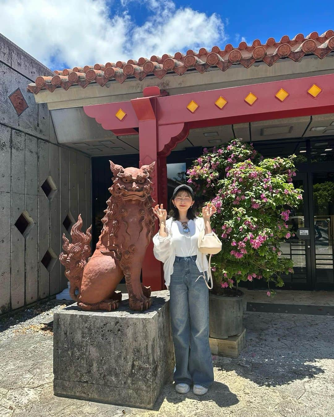 横田亜美さんのインスタグラム写真 - (横田亜美Instagram)「. 首里城公園をお散歩🏯🚶‍♀️ . 頂上までは15分くらいかかって 暑すぎてとけるかとおもった🫠🌈 . この日はこくさいとおりも◎ . . #沖縄 #沖縄旅行 #沖縄観光 #おきなわ #カジュアルコーデ #カジュアル #沖縄カフェ #国際通り #okinawatrip #okinawa #首里城 #首里城公園 #首里城再建 #デニムコーデ #キャップコーデ #キャップ #シーサー」6月10日 10時10分 - amimi0218