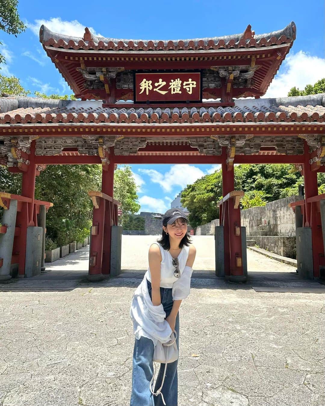 横田亜美さんのインスタグラム写真 - (横田亜美Instagram)「. 首里城公園をお散歩🏯🚶‍♀️ . 頂上までは15分くらいかかって 暑すぎてとけるかとおもった🫠🌈 . この日はこくさいとおりも◎ . . #沖縄 #沖縄旅行 #沖縄観光 #おきなわ #カジュアルコーデ #カジュアル #沖縄カフェ #国際通り #okinawatrip #okinawa #首里城 #首里城公園 #首里城再建 #デニムコーデ #キャップコーデ #キャップ #シーサー」6月10日 10時10分 - amimi0218