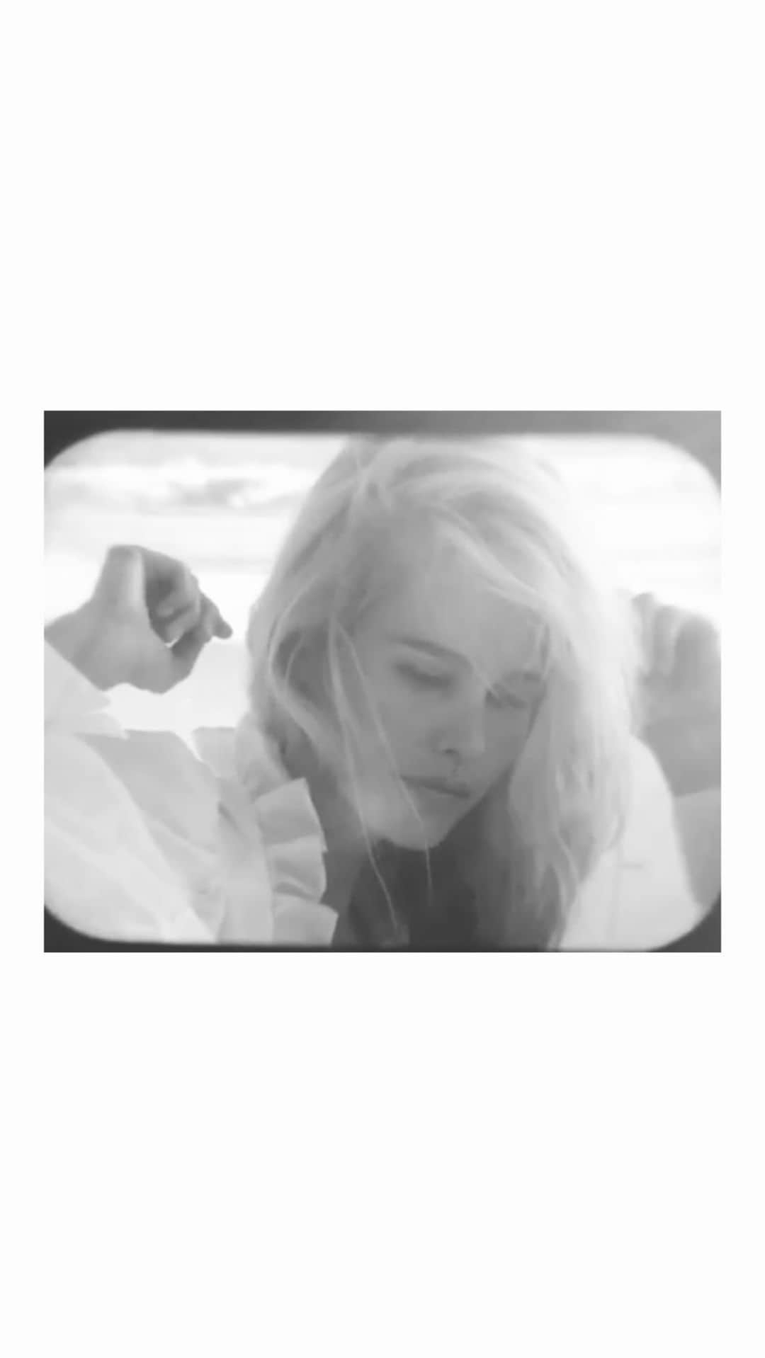 イザベル・ルーカスのインスタグラム：「Always grateful for an ocean reset. Acknowledging world oceans day. 🤍 . . #oceanreset — not to be confused with the ‘great reset’ #thegreatreset #nothanks」