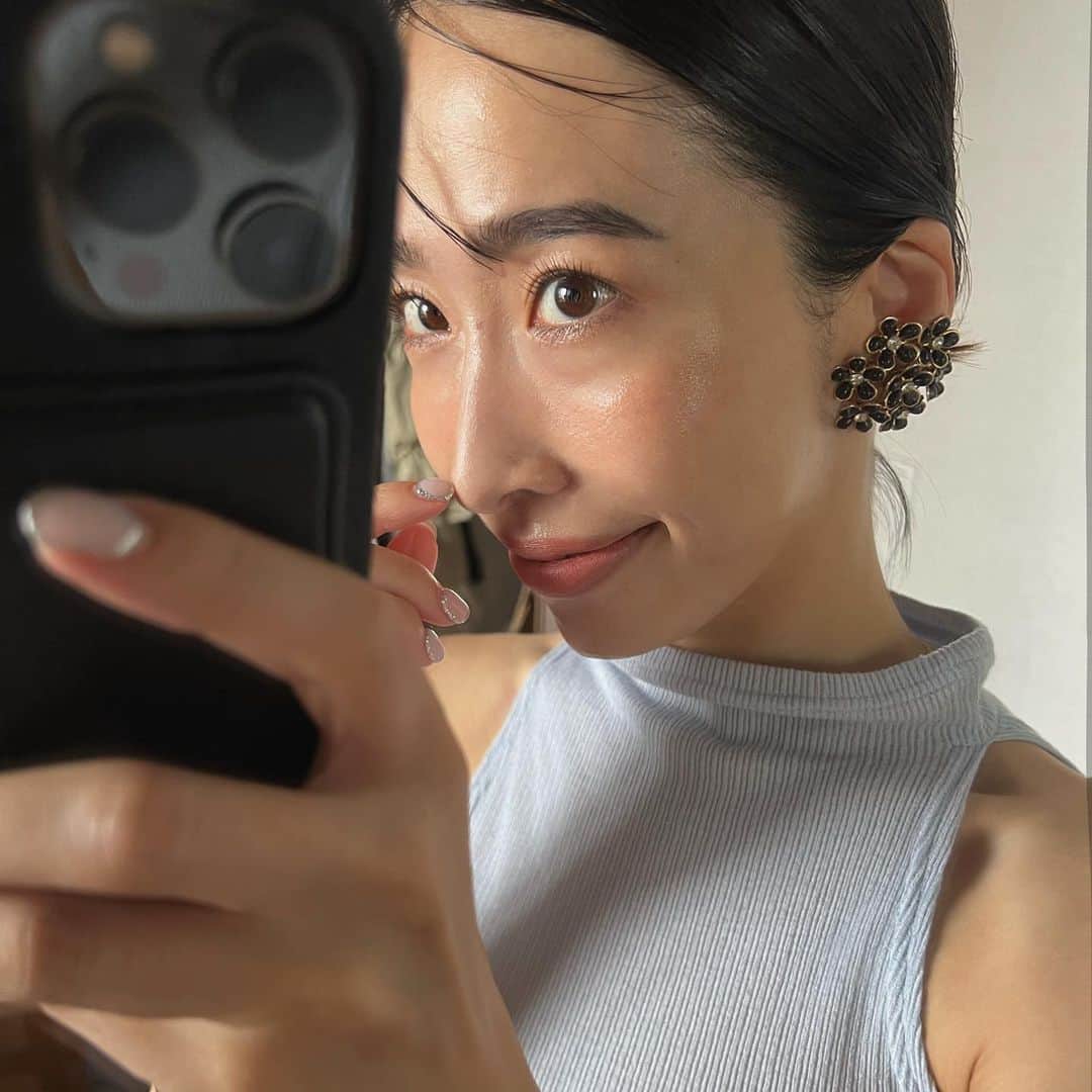 山内一世のインスタグラム：「_ 湿気で前髪もどうもいかんけど乾燥知らずなのは ありがたい。🦦  2ヶ月に一回 @sue_maisonatelier でしてもらう 眉毛ケアはいかにも立ち上げた感じはなく、とっても自然。  @lenalevi_japan ペンシルで毛並みを流して、足りないとこだけ足して、透明マスカラでさっと整えるだけで仕上がるから楽ちん。 リップは @didion_beauty サテンマット01のピンクオレンジにしてみたり、お気に入りのvintage イヤリングと、いつもに新しいが少し加わるだけで気分良し☺️  @meer._official の真夏にもってこいな、 SEE THROUGH SLEEVELESS TOPは6月下旬、 通常販売します🩵」