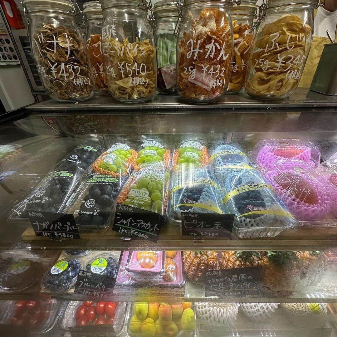 田中律子さんのインスタグラム写真 - (田中律子Instagram)「『東果堂』 @tocado_fruit でフルーツイベント🥭🍍🍎  その名も、お刺身フルーツ❤️一品一品、オーナーのハカセが説明をしてくれて、まるでお寿司のように提供してくれます🍣マンゴーの食べ比べや、さくらんぼ🍒シャインマスカット、びわ、色々なフルーツが一口にカットされて出て来ます✨ さくらんぼ🍒が出たので、何十年ぶりかに、さくらんぼのくきを口の中で結ぶ選手権〜📣久しぶりにやったけど、結べるよね〜〜🤣🤣🤣昭和に流行ったやつね、結べるとキスが上手いってみんな練習した😂😂😂科学的根拠は何もありません。  そして、宮古島からえりな、広島からひとみがたまたま来てたので集合〜〜❗️2人には世田谷区若林まで来るのは大冒険だったけど、フルーツ食べてその後は3人でルーフトップカフェに行って東京の夜景を見ながらおしゃべり❤️時間がいくらあっても足りないね😂  楽しい夜でございました🍉🍒🥭🍎  #東果堂  #世田谷区  #世田谷育ち  #世田谷線  #宮古島と広島から #2人の大冒険  #いつもありがとう」6月10日 10時22分 - ri2kotanaka