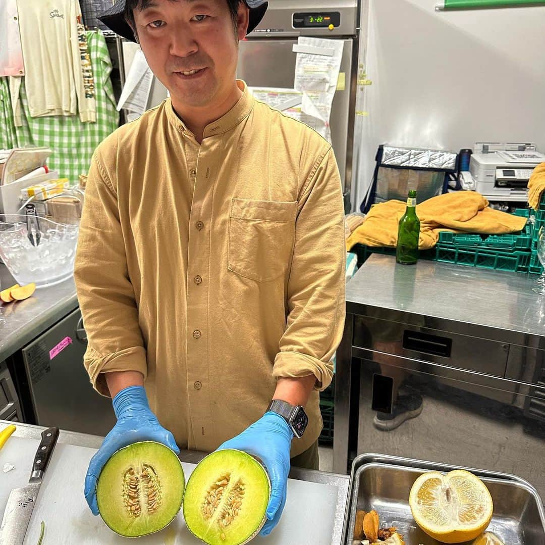 田中律子さんのインスタグラム写真 - (田中律子Instagram)「『東果堂』 @tocado_fruit でフルーツイベント🥭🍍🍎  その名も、お刺身フルーツ❤️一品一品、オーナーのハカセが説明をしてくれて、まるでお寿司のように提供してくれます🍣マンゴーの食べ比べや、さくらんぼ🍒シャインマスカット、びわ、色々なフルーツが一口にカットされて出て来ます✨ さくらんぼ🍒が出たので、何十年ぶりかに、さくらんぼのくきを口の中で結ぶ選手権〜📣久しぶりにやったけど、結べるよね〜〜🤣🤣🤣昭和に流行ったやつね、結べるとキスが上手いってみんな練習した😂😂😂科学的根拠は何もありません。  そして、宮古島からえりな、広島からひとみがたまたま来てたので集合〜〜❗️2人には世田谷区若林まで来るのは大冒険だったけど、フルーツ食べてその後は3人でルーフトップカフェに行って東京の夜景を見ながらおしゃべり❤️時間がいくらあっても足りないね😂  楽しい夜でございました🍉🍒🥭🍎  #東果堂  #世田谷区  #世田谷育ち  #世田谷線  #宮古島と広島から #2人の大冒険  #いつもありがとう」6月10日 10時22分 - ri2kotanaka