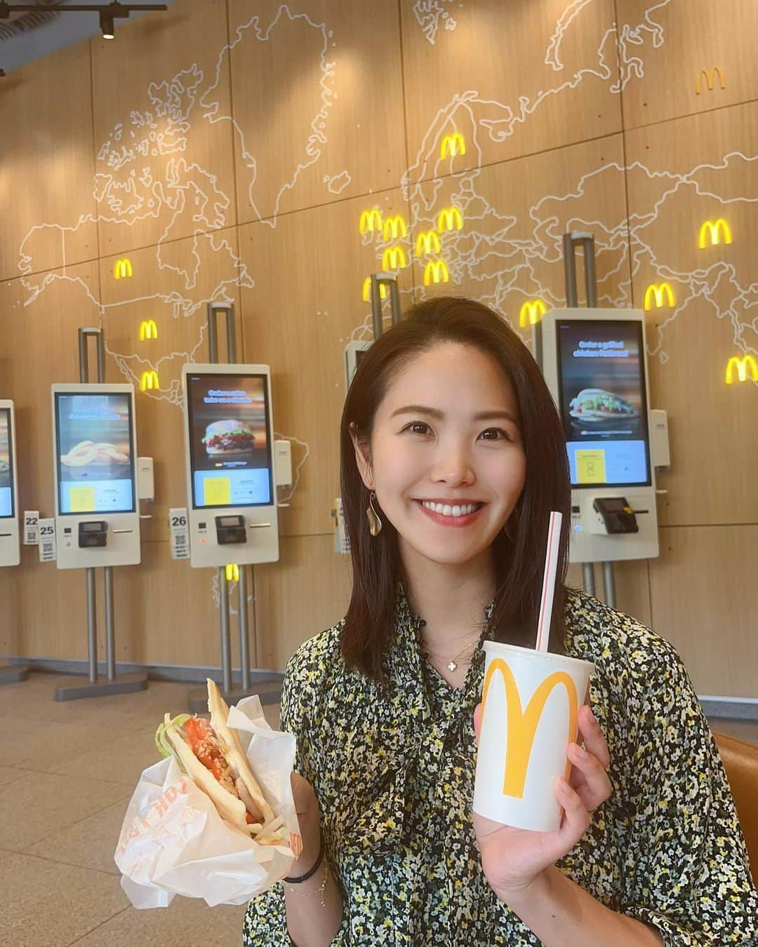 渋佐和佳奈のインスタグラム：「【#渋佐和佳奈のシカゴ便り🕊 79】  📍Hamburger University 実は#マクドナルド の本社がシカゴにあるってご存知でしたか🍔？  しかも世界各国のメニューが楽しめるお店が併設されているのです❣️ 一体どんな国のメニューがあるのかなと思ったところ、、、 私が行った時はオーストラリア、アラブ首長国連邦、ドイツ、インド、カナダ、スペイン、そして#日本 のメニューが提供されていました🌏✨✨ (日本にはバナナタルトのマックフルーリーがあるんですね😳知らなかった！)  どれにするか迷った挙句、 アラブ限定のご当地メニュー"Mc Arabia"にトライ💡 まず、いつものハンバーガーとは全く違ってびっくり！！ バンズがピタパン🥙✨ 中身はトマトやレタスなどの野菜、チキン、ガーリックが効いたマヨネーズで味付けされていて美味しかったです^ ^  今度はドイツやインドのご当地メニューにもトライしてみたいな😊 2〜3年前に社屋が移転したばかりで、店内もとても清潔なところも良かった🌼  他にも建物内にはマクドナルド独自の教育機関#マクドナルド大学 も併設されているようでした！  #アメリカ #アメリカ在住 #アメリカ暮らし #シカゴ在住 #シカゴ #シカゴ生活 #シカゴ暮らし  #シカゴグルメ #グルメ #シカゴ観光 #シカゴ旅行 #chicagofood #gourmet #food #McDonald #hamburgeruniversity  #usa🇺🇸 #Chicago #chicagogram  #アナウンサー  #リポーター #シカゴ在住アナウンサー #渋佐和佳奈 #announcer #reporter #wakanashibusa」