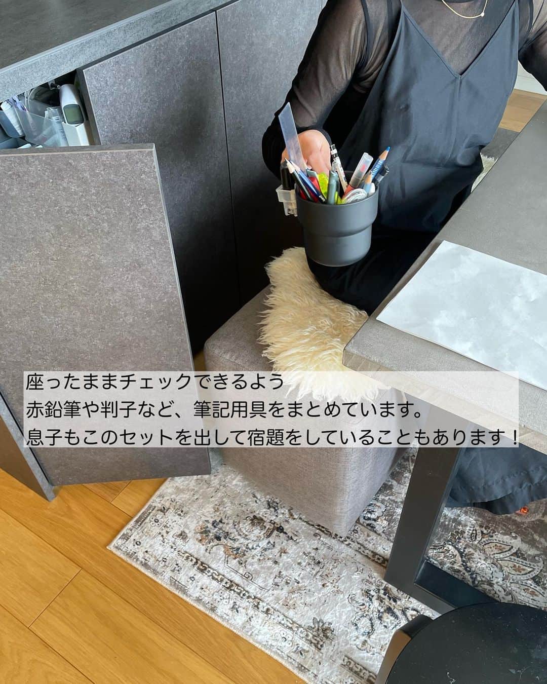 上田麻希子さんのインスタグラム写真 - (上田麻希子Instagram)「. . #uedmkk書類収納 #uedmkkリビング収納 ⁡ 「息子が持ち帰る紙類の流れ」 ⁡ リクエスト投稿です。 遅くなってすみません(+□+;) ⁡ リクエストがありました 学校からのお便り管理＆裏紙などの管理方法です。 ⁡ まず大切なのは 「とっておく」意味。 ⁡ 必ずしも全てを保管しておく必要はないと思います、実際保管して見返したことがあるのか？一度過去の自分の行動を振り返って決めていくといいと思います。 ⁡ もし見返したことがある場合 何を見返したのか？ これだけを保管しておけば大丈夫ですよね☻ ⁡ とりあえずやみくもにとっておくと 地獄の始まりです。 紙類は令和になった今でもどんどん家に入りこんでくる、、今後のペーパーレス化に期待です。 ⁡ 処分するのに抵抗があり不安な人はアプリを使ってスマホで管理するのもあり！ それさえも面倒ならば写真に撮っておく、それでもOKじゃないでしょうか☻ ⁡ 紙類は【鮮度命】貯めちゃだめなやつです!! 家の中で流れを決めて即日対応できるよう 仕組みをつくるのが大切です♪ . . ⁡#紙類 #書類 #書類整理 #書類収納 #紙類管理 #書類管理 #ワンアクション #動かなくていい収納 #リビング #小学生ママ #小学生男子 #パーソナルお片づけアドバイザー #整理収納アドバイザー #整理収納 #お片づけ #収納 #日々の暮らし #暮らしを楽しむ #マンションライフ #マンション暮らし #子育て #子供と犬の生活 #uedmkk収納」6月10日 10時18分 - uedmkk