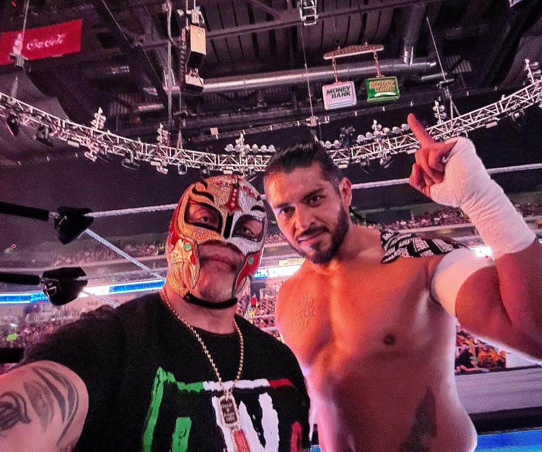レイ・ミステリオ・ジュニアのインスタグラム：「@escobarwwe #futuro Mr.💰In The Bank !! #LWO🇲🇽 Viva la Raza 👊🏼Felicidades cabron👊🏼」