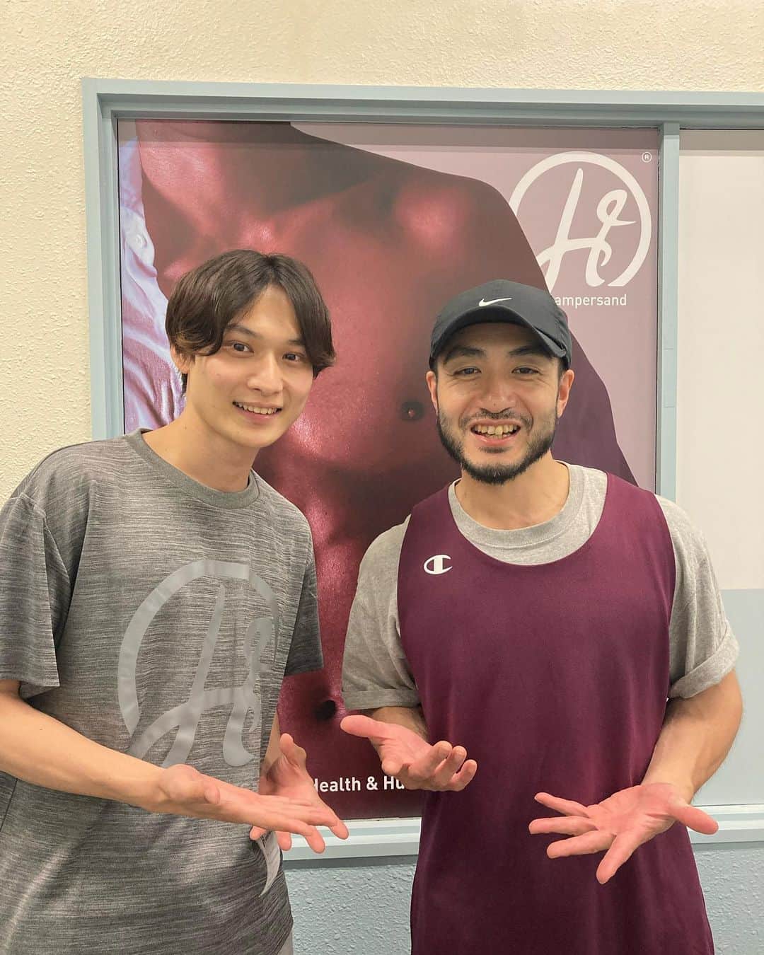 のインスタグラム：「昨日ブランドモデルを務めさせて頂いた @hampersand_official  でのスマートピラティス体験に一足先に伺わせて頂きました！ ピラティス初めてやったけど身体の芯に凄く効いてきて続ければ綺麗な身体になること間違いないなと感じました！  内装がお洒落だし、なにより物凄く広くて機械の数も多い！なかなか都内では見れないクオリティです。 そして筋トレが好きな方なら分かるかと思いますが自分のパンプアップ具合を確認できるお洒落ミラー部屋もありインスタ映えも狙えます☺︎  これで月額2980円は安すぎて自分も近くにできたら通いたい、、、  まずは立川店7月1日　OPEN!  よろしくお願い致します☺︎  ムービー内のボーカルを担当して下さった @cellomass が写真を撮ってくださりました☺︎  #筋トレ　#ジム　#スマピ　#アッシュアンパサンド　#ピラティス #立川」