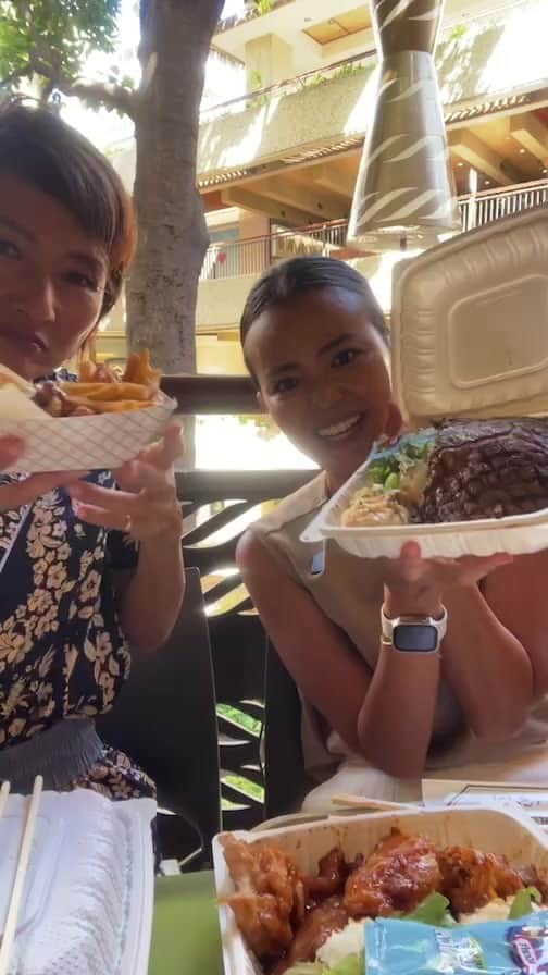 のインスタグラム：「本日はロイヤルハワイアンセンターのパイナラナイフードコートからライブをお届けしました😆 @royalhwnctrjp  本日紹介したお店はこちら！ マハロハバーガー @mahalohaburger  L＆Lハワイアンバーベキュー @llhawaiianbbq  チャンピオンズ・ステーキ＆シーフード @championswaikiki」