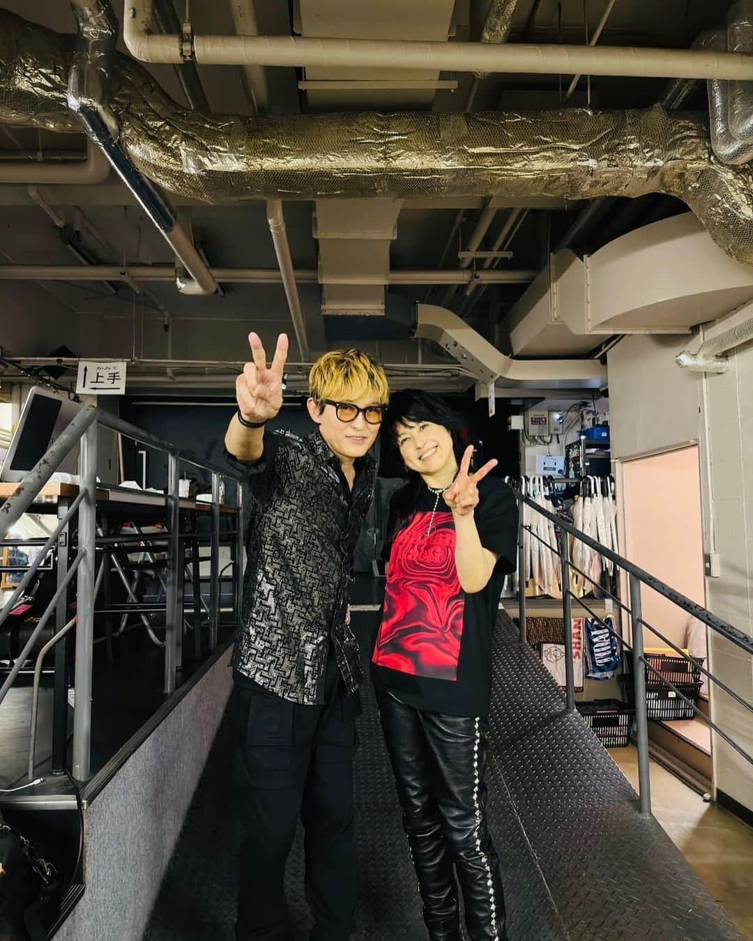 岸谷香のインスタグラム：「人生初のツーマン、初日、名古屋‼️With スガシカオさん‼️昨夜無事に終わりました❗️ ね。ツーマンってあんなに楽しいものなの⁉️ビックリ😅 自分は持ってない、とても魅力的な色の絵の具を、私の絵の具を塗った上からパッと散らしてみたり、時にパレットの上で2色を混ぜ合わせてみたり、あちらの絵の具の上に、こちらが上から書き足したり、、、 様々なやり方で、沢山の見た事ない絵が‼️そしてオリジナルの自分はより色濃く、ある意味改めて思い知らされる。そんで、MCは、ただただ楽しい😀よく考えたら、ツーマンって、ライブそのものの全貌が見えるのって当日のリハーサルで😅、曲やライブの流れで頭がいっぱいでMCの事一つも考えてなかったけど、スガさんの人柄なんだろうな、本当に楽屋と同じく、そのままの二人で話ができました❗️伸び伸びと自由にやらせてくれたスガシカオさんに改めて感謝‼️そして、あの魅力的な音楽はいったいどこから出てくるの？本当にあの声と曲に触れる事ができて幸せでした‼️またどこかで必ず一緒に音楽やりたい‼️ ご来場の皆様、ありがとうございました‼️ #岸谷香 #スガシカオ #夢のような一夜 #名古屋ダイアモンドホール #ツーマンライブ」